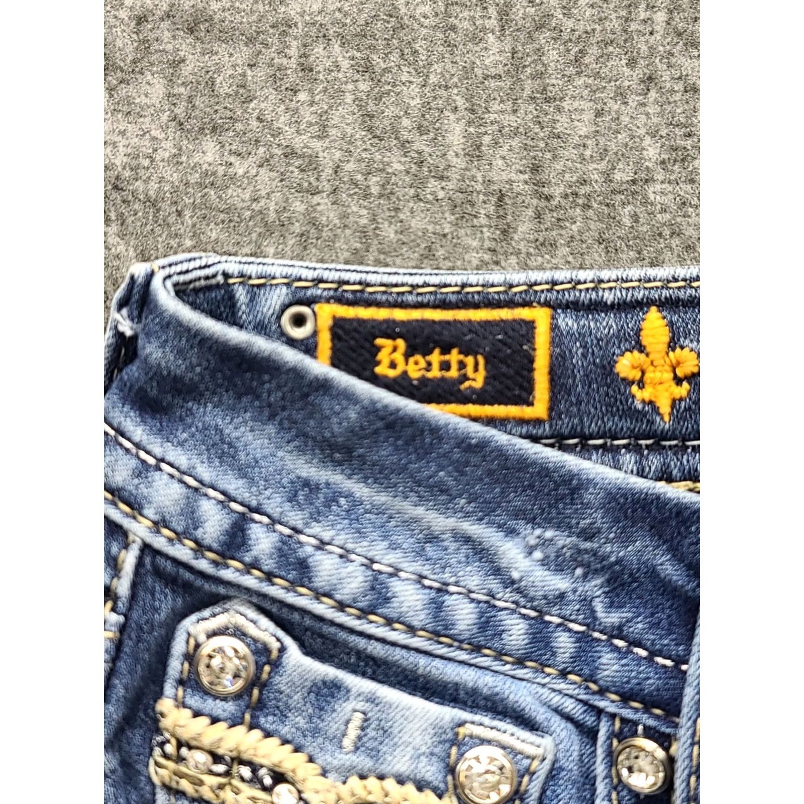 Vintage VINTAGE Rock Revival Betty Capri Womens 25 Denim Blue 5-Pocket Embroidered Rhinestone Western Cowgirl Y2K Womens Size ONE SIZE - 3 Thumbnail