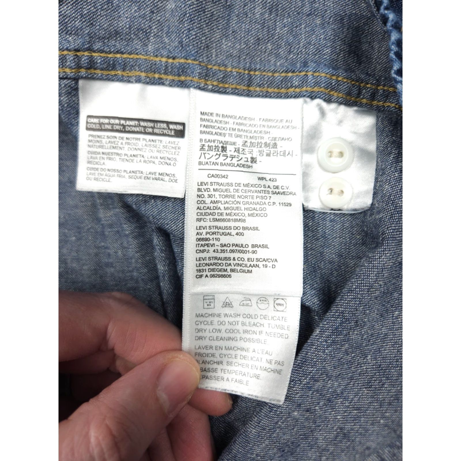 Levi's VINTAGE Levi's Chambray Shirt Men's Large Blue Button Up Pockets Long Sleeve Size US L / EU 52-54 / 3 - 7 Thumbnail