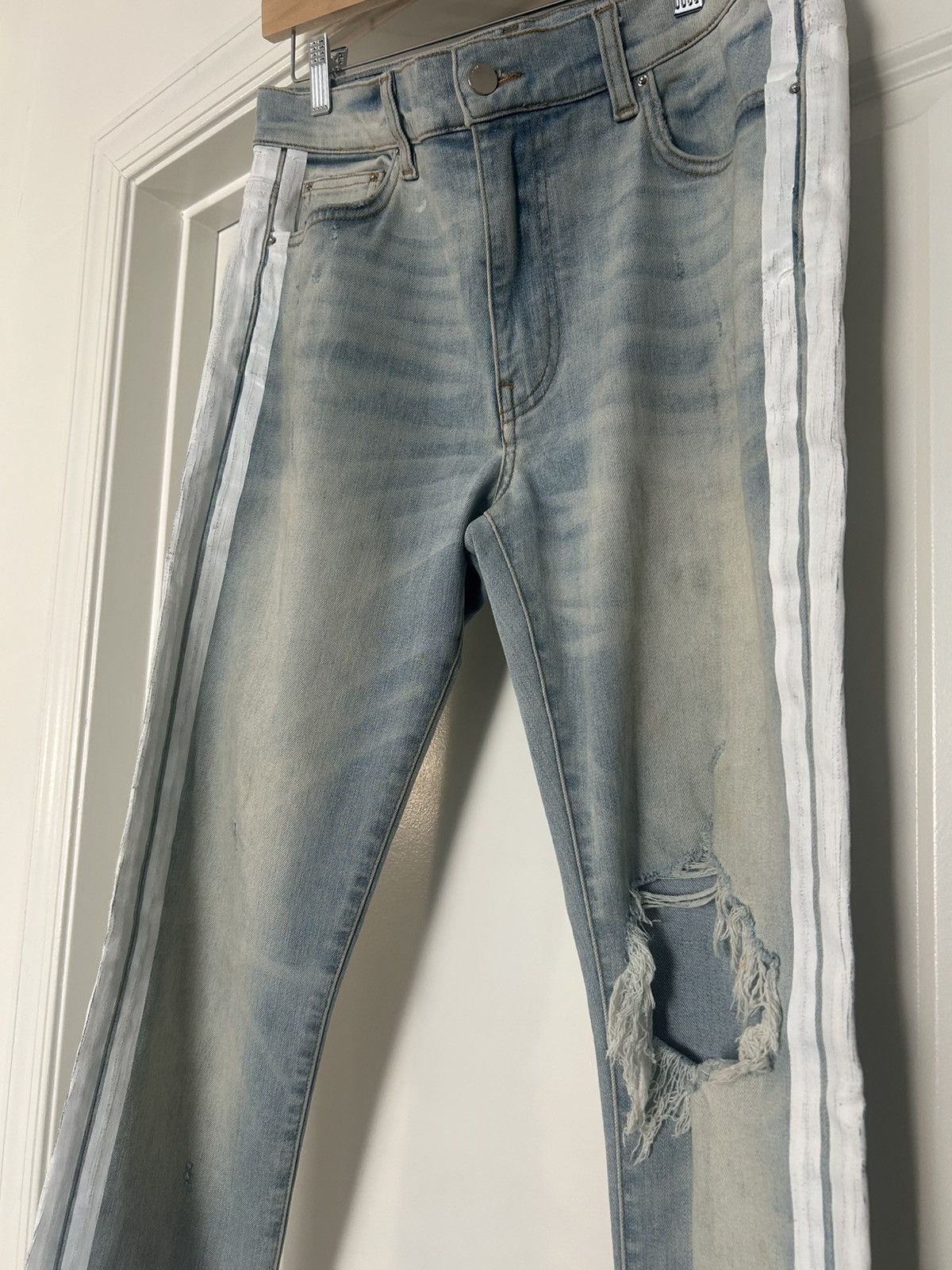 Amiri Amiri Track white Stripe Jeans light blue distressed knee Size US 33 - 2 Thumbnail