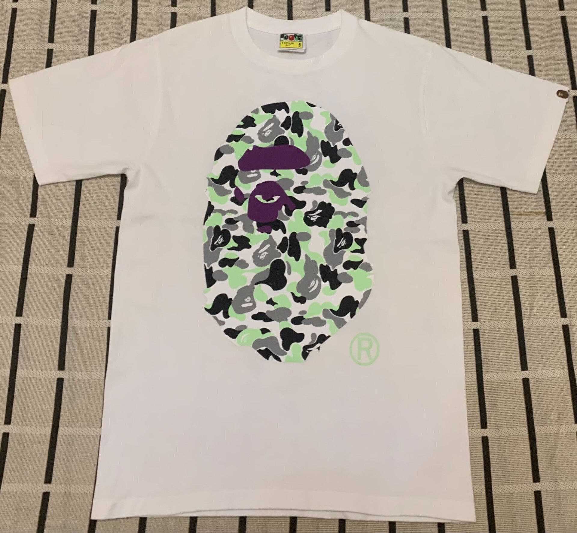Bape Bape Glow Ape Head T-Shirt S Men Size US S / EU 44-46 / 1 - 1 Thumbnail