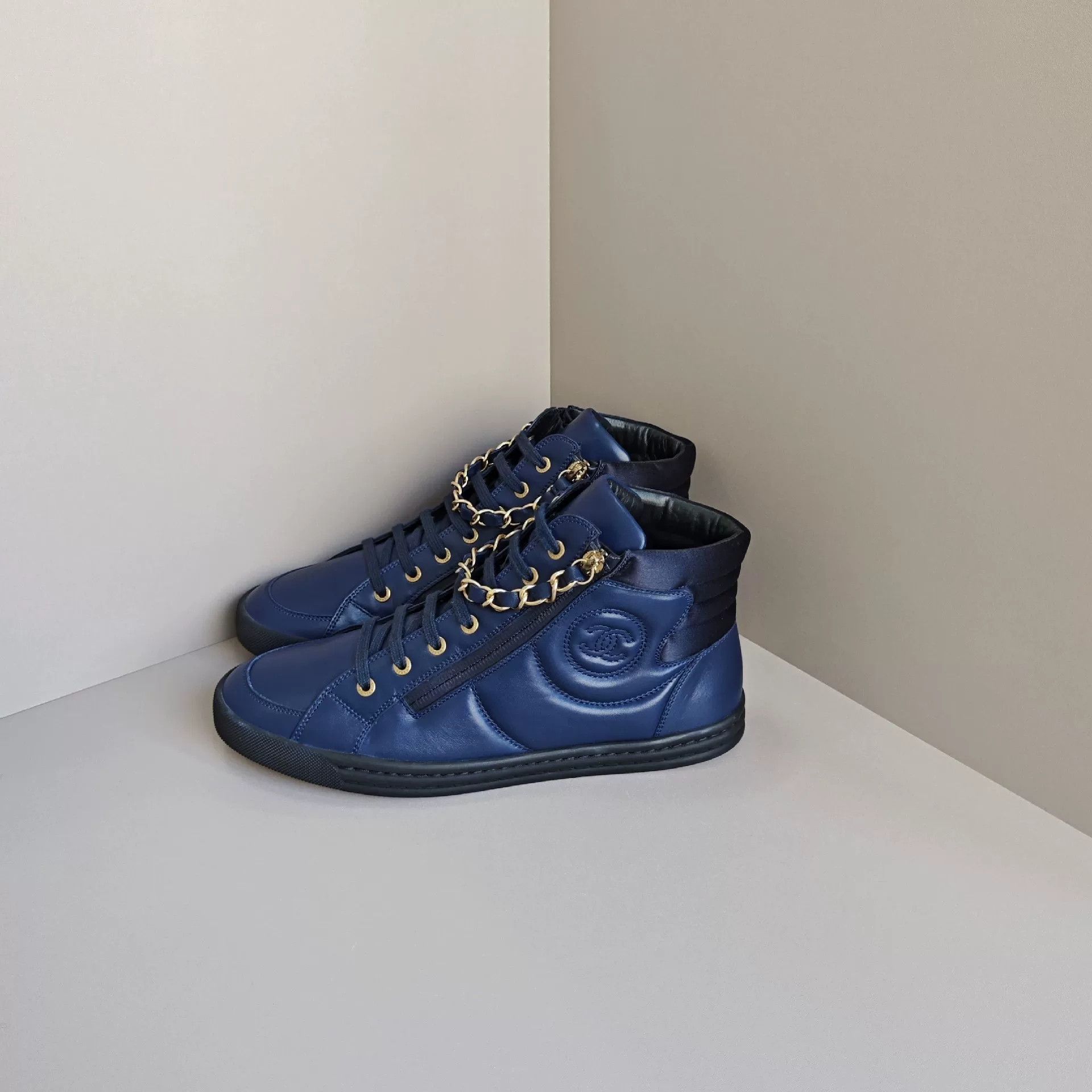 Chanel Chanel Casual Embroidered Lowtop Sneakers 8 Men Size US 8 / EU 41 - 1 Thumbnail