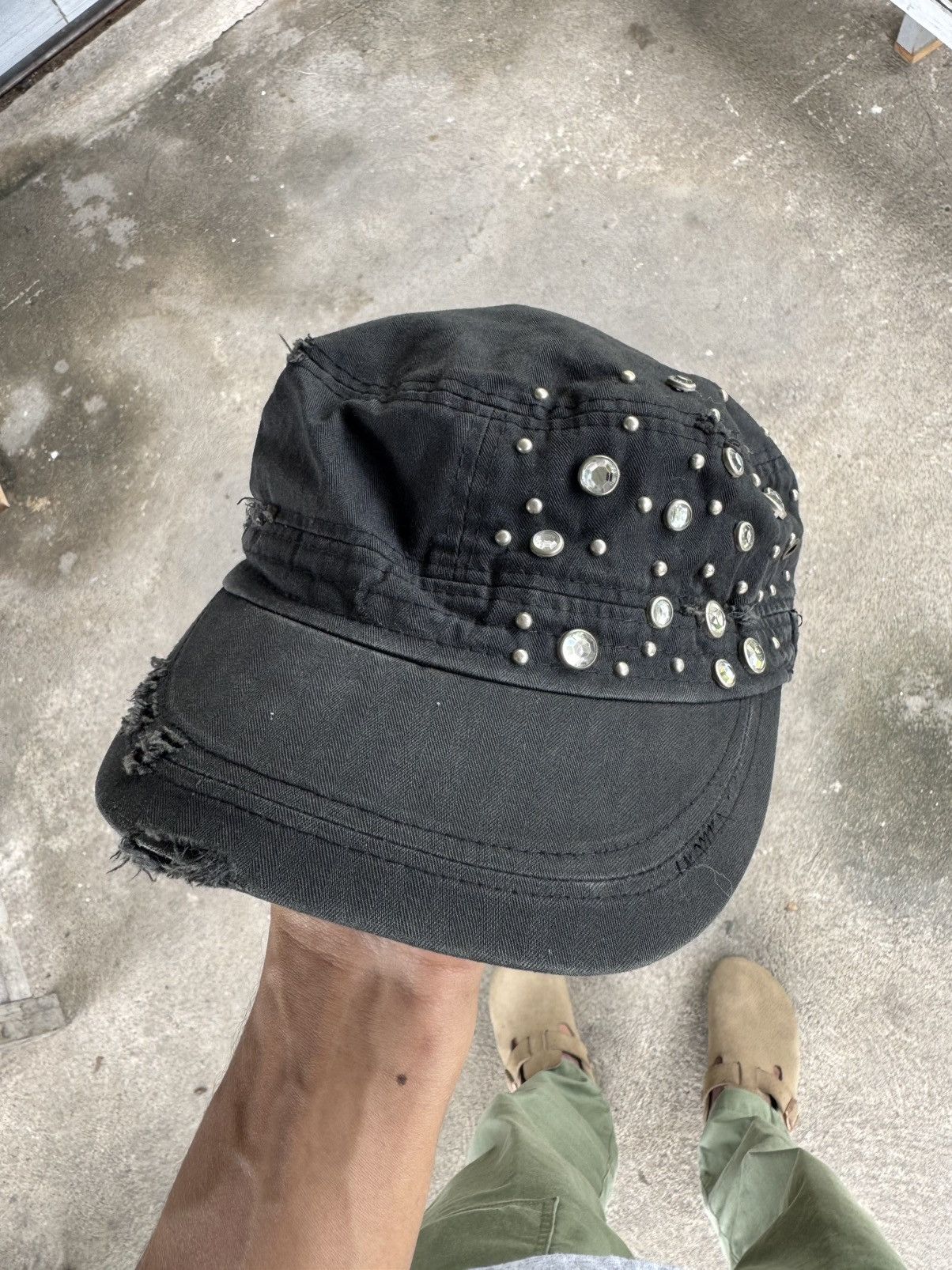 TWO FOLD DISTRESSED STUDDED COMMANDO CADED HAT