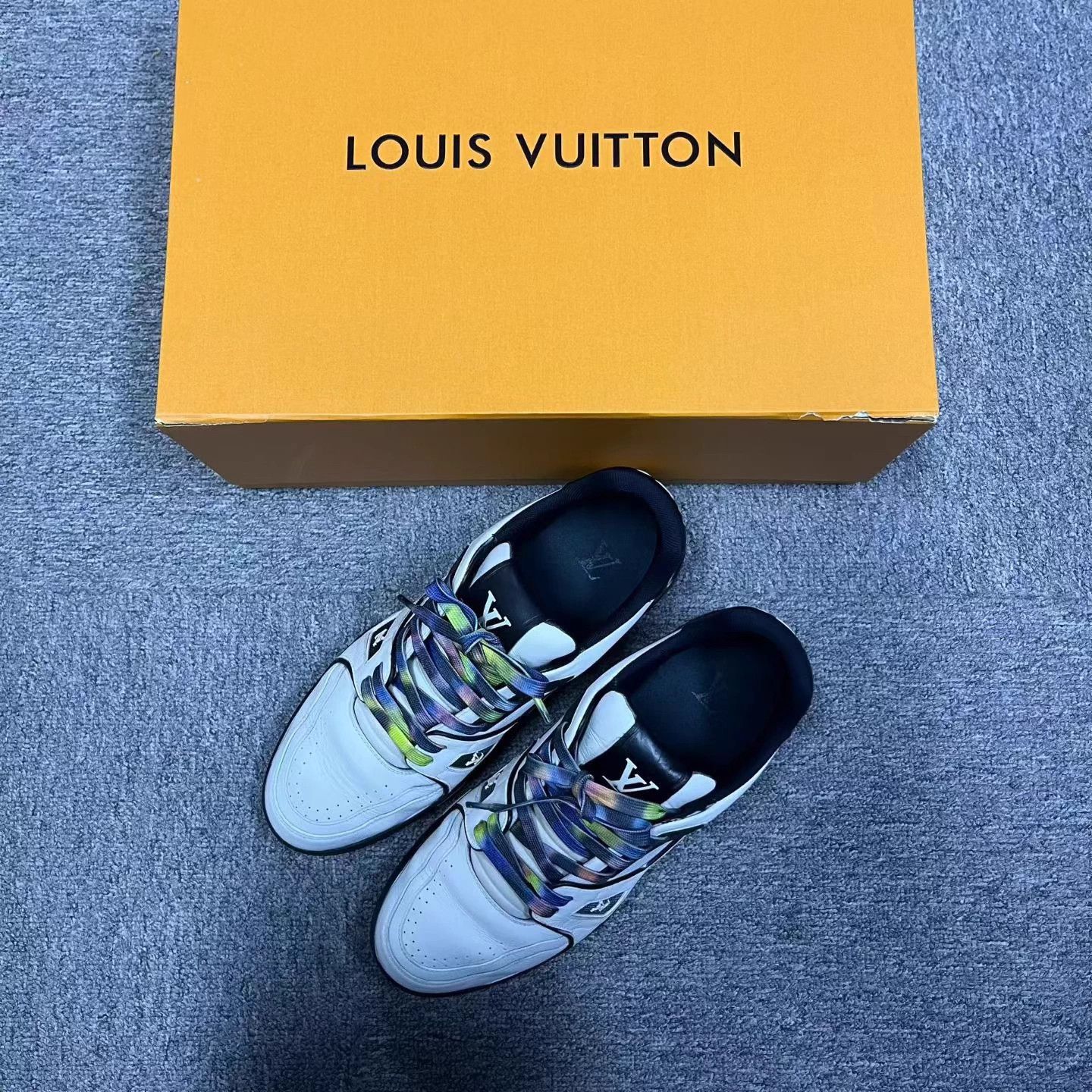 Louis Vuitton Louis Vuitton White Black Cowhide Low Top Sneaker 8 Size US 8 / EU 41 - 1 Thumbnail