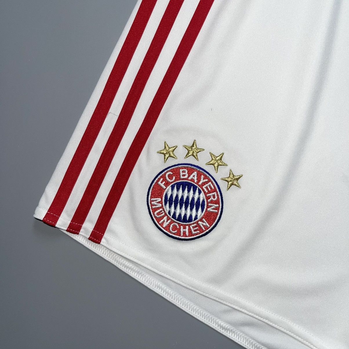 Adidas BAYERN ADIDAS 2016/2017 FOOTBALL HOME SHORTS #9 LEWANDOWSKI Size US 37 - 2 Thumbnail