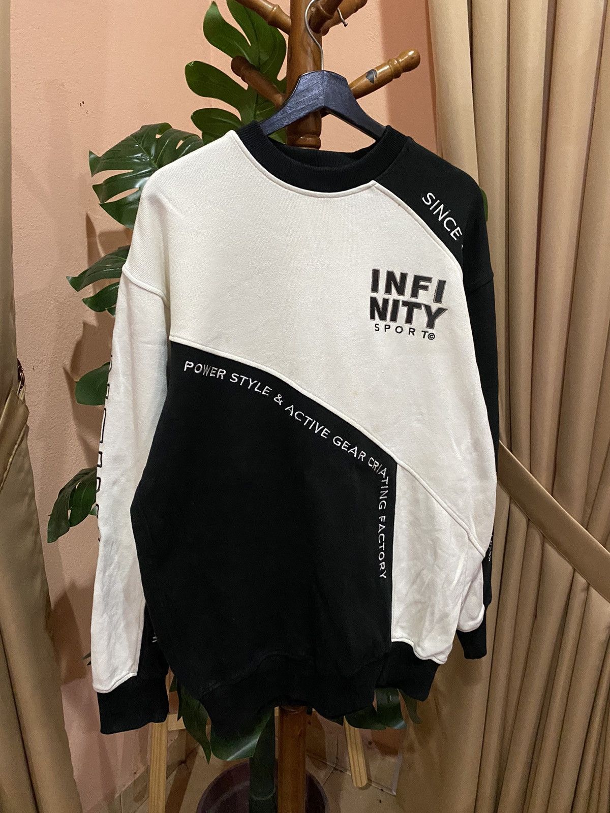 Vintage VINTAGE EMBROIDERED INFINITY SPORTS SWEATSHIRT Size US L / EU 52-54 / 3 - 5 Thumbnail