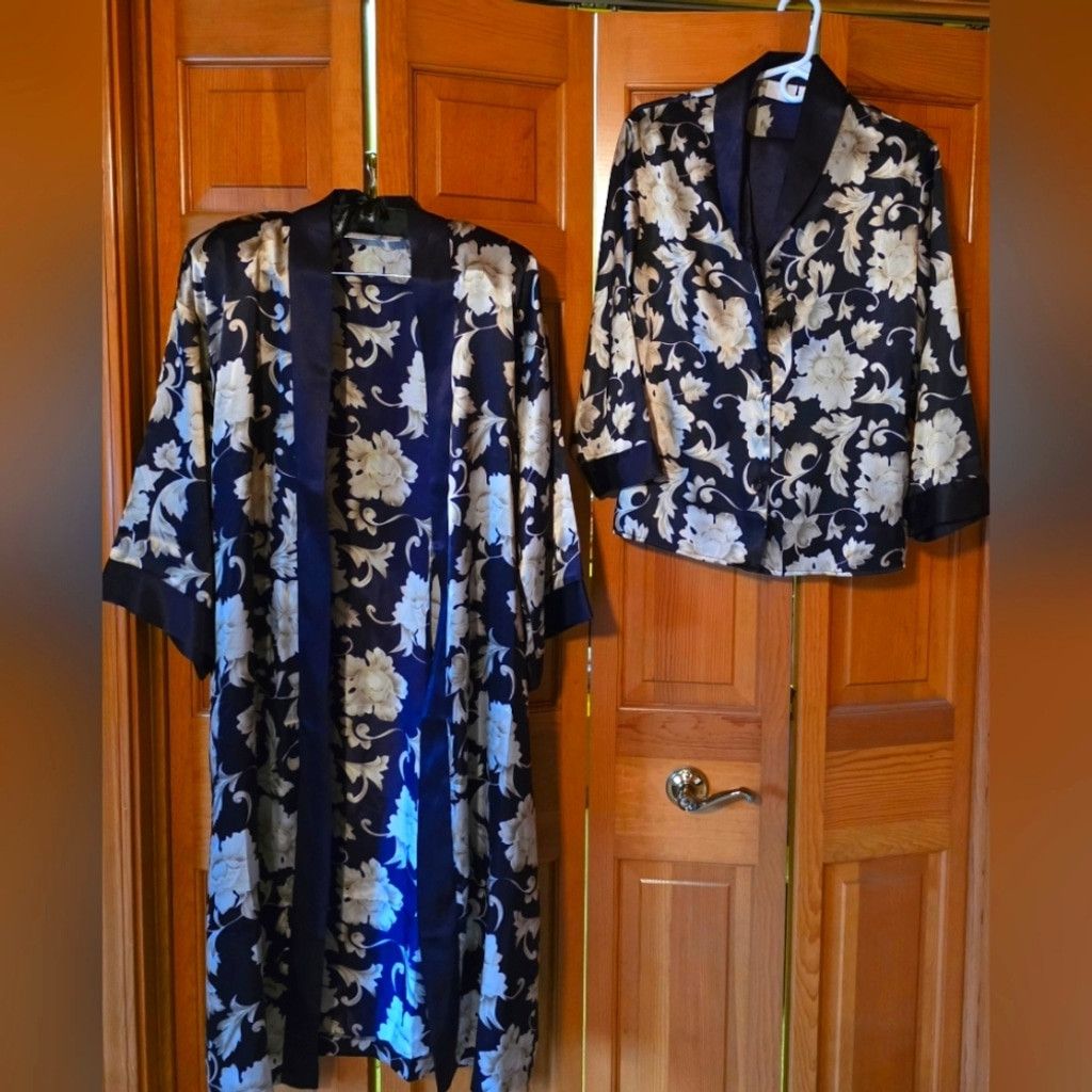 The Unbranded Brand Adonna Vintage Like New 3 Piece Pajama Set Size ONE SIZE - 1 Thumbnail