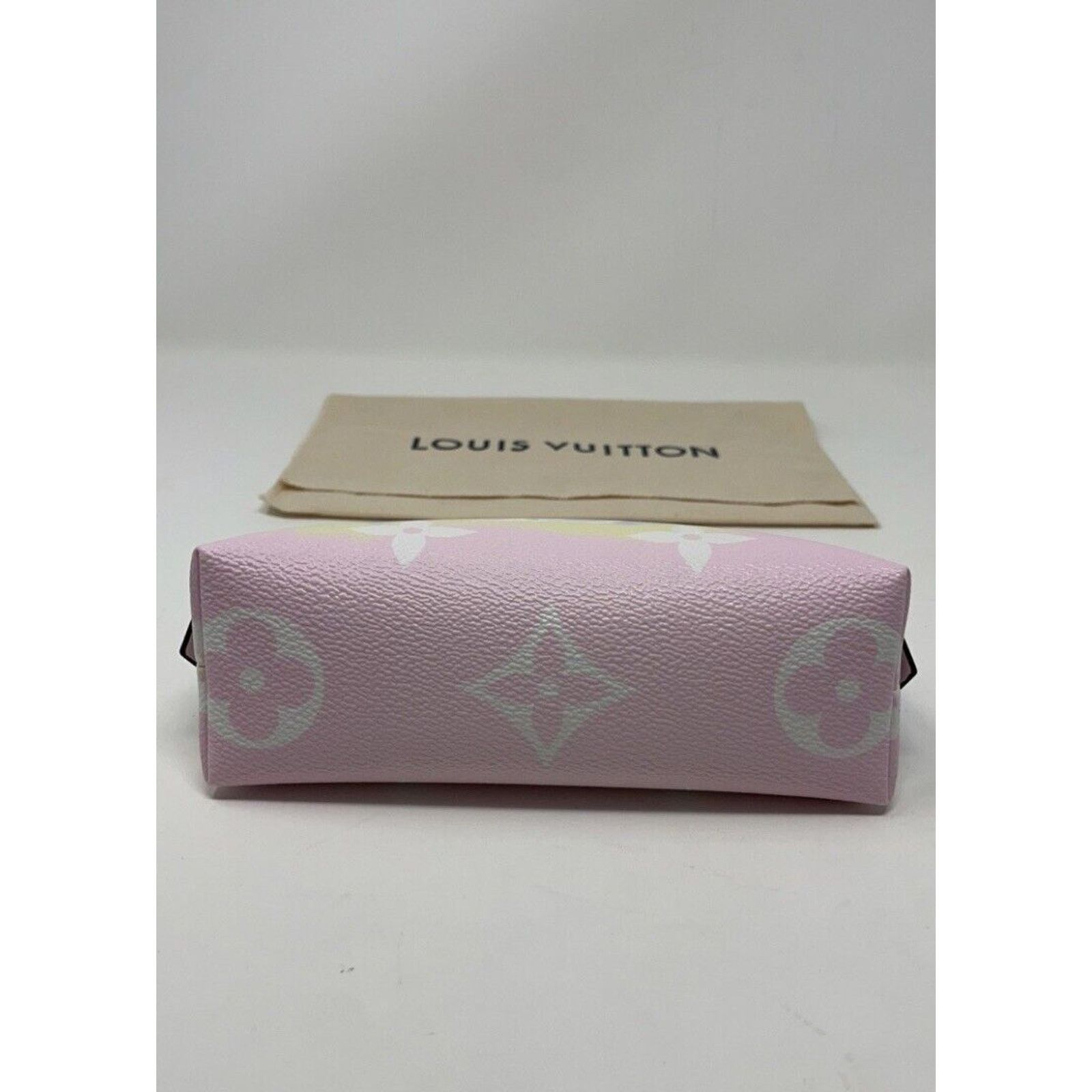 Louis Vuitton Louis Vuitton Monogram Giant LV Escale Pochette Cosmetic Size ONE SIZE - 11 Thumbnail