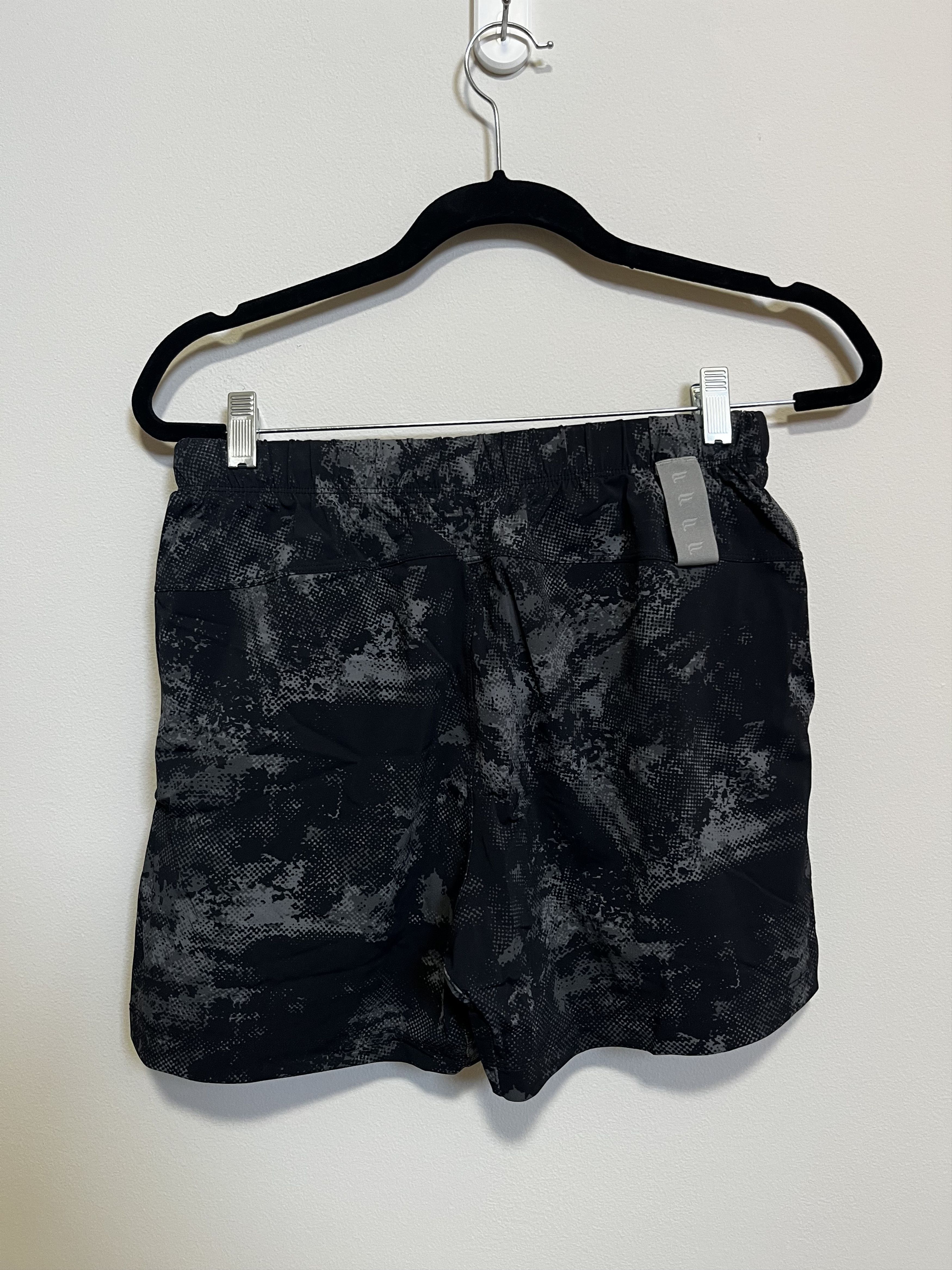 Fabletics Fabletics The One SHort 5" Lined Black Camo (Size M) Size US 31 - 2 Thumbnail