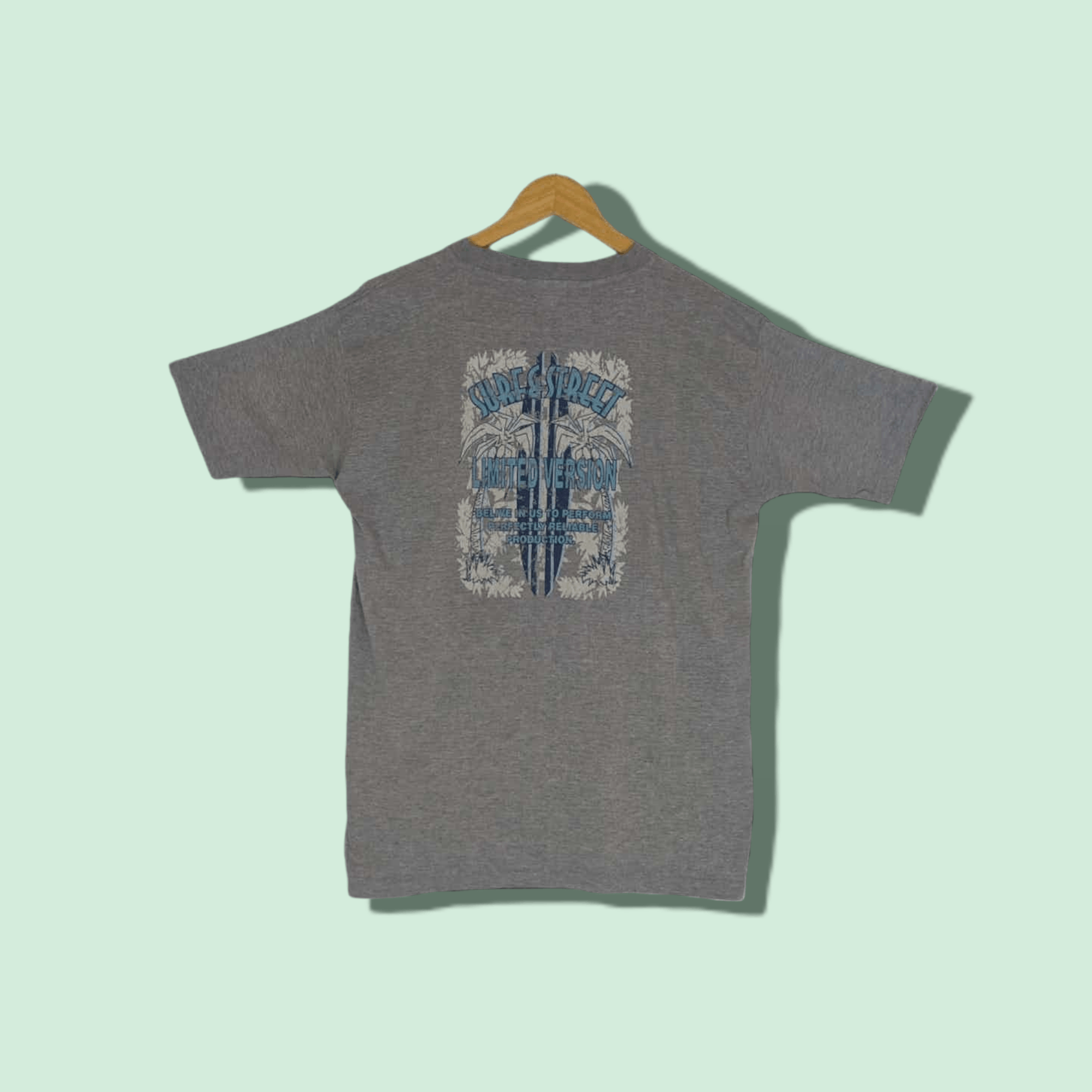 Vintage Vintage 2000's UNDECIDE Surf & Street T-Shirt Size US L / EU 52-54 / 3 - 1 Thumbnail