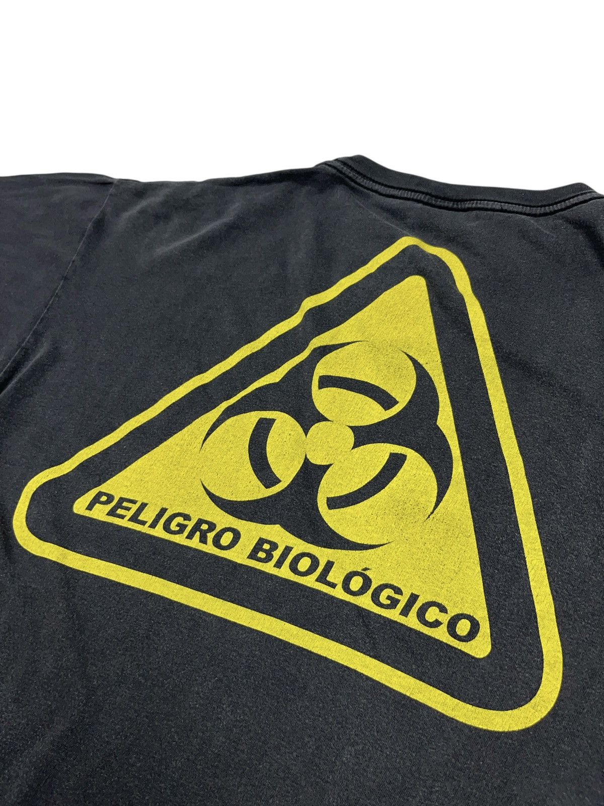 Vintage Vintage 2002 Peligro Biologico Biohazard Biology T-Shirt Size US L / EU 52-54 / 3 - 7 Thumbnail