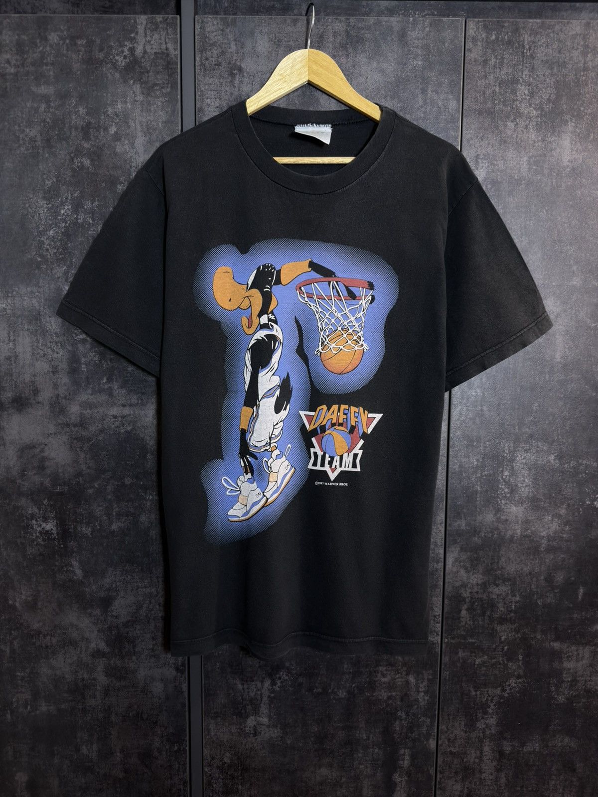 Vintage Vintage 1997 Daffy NBA Dunk Jordan T-shirt Supreme Y3 424 Size US L / EU 52-54 / 3 - 9 Thumbnail