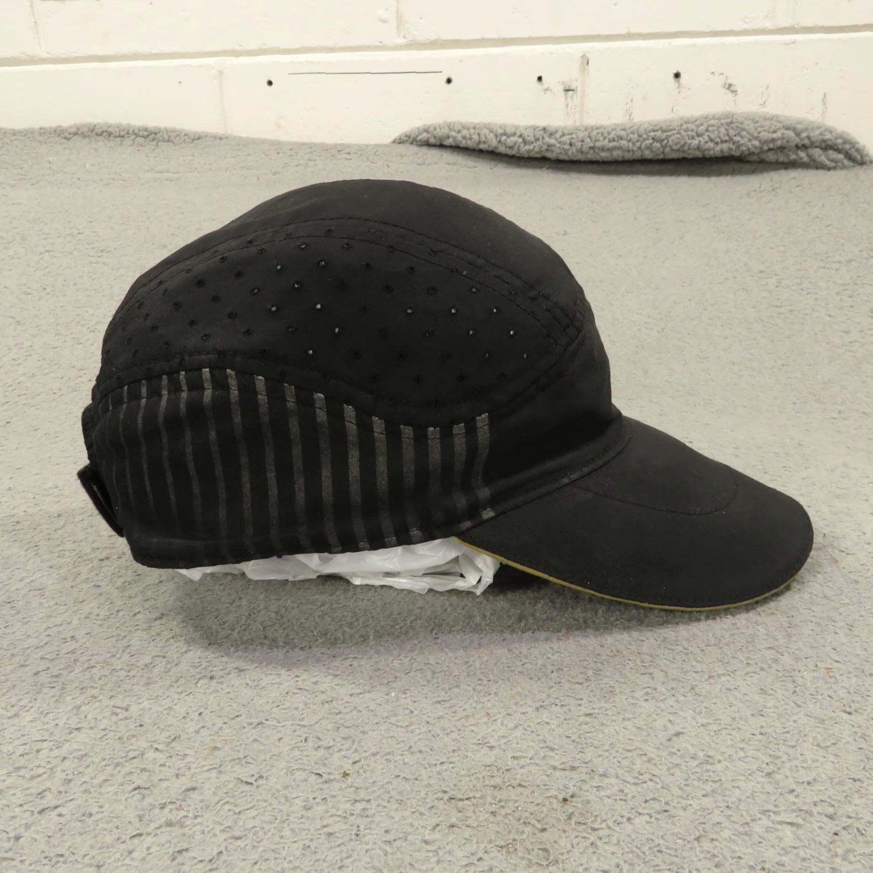 Nike VINTAGE Nike Hat Cap Strap Back Tailwind Black Silver Drifit Reflective Panel Runner Men Size ONE SIZE - 3 Thumbnail