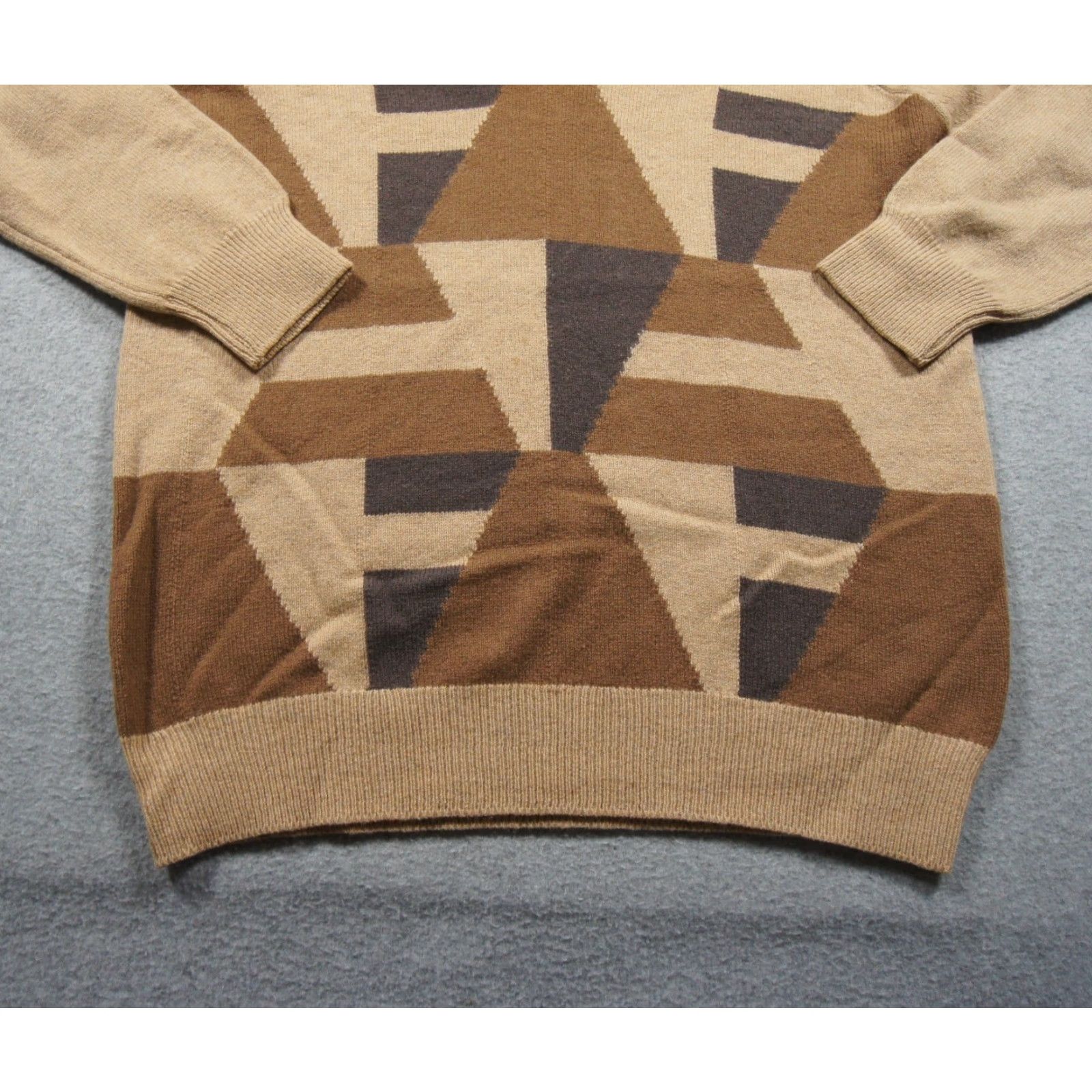 Vintage Vintage Pringle Sweater Mens 40/102 Beige Knit Vneck Pullover Abstract Preppy Size US M / EU 48-50 / 2 - 3 Thumbnail