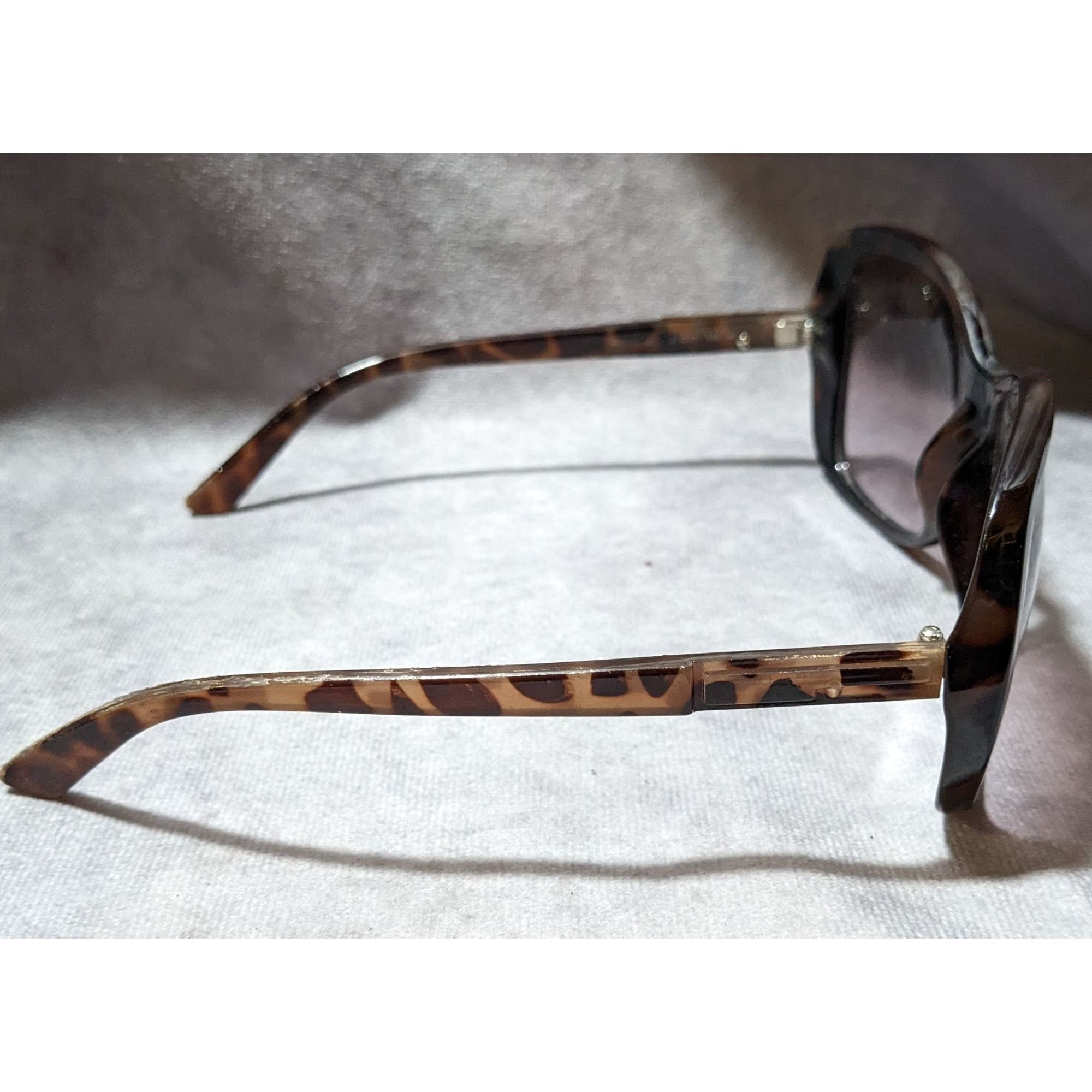 Calvin Klein Calvin Klein Preppy Tortoise Butterfly Frame Sunglasses Size ONE SIZE - 2 Thumbnail
