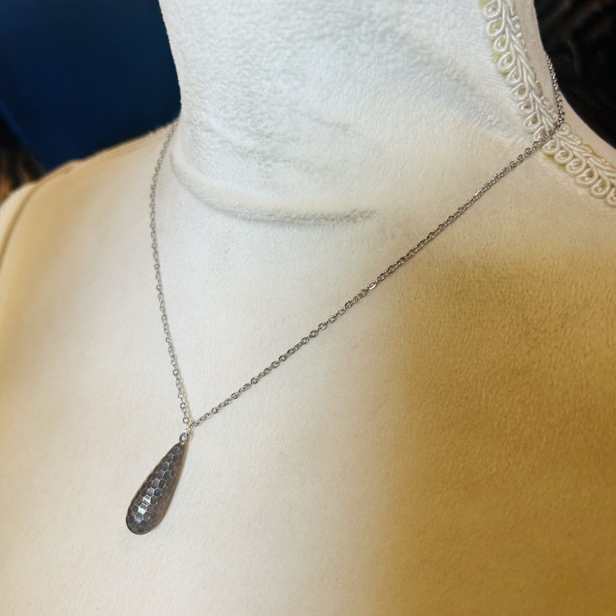 Vintage Handcrafted vintage hammered elongated raindrop necklace Size ONE SIZE - 3 Thumbnail