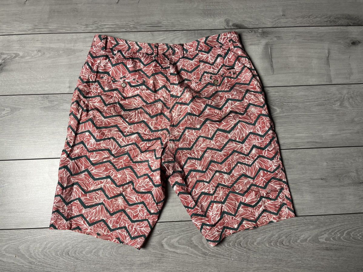 Hugo Boss Hugo boss casual shorts hawaii size 36 Size US 36 / EU 52 - 4 Thumbnail