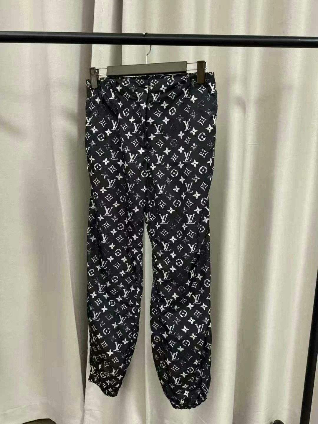 Louis Vuitton louis vuitton black logo printed joggers Size US 34 / EU 50 - 1 Thumbnail