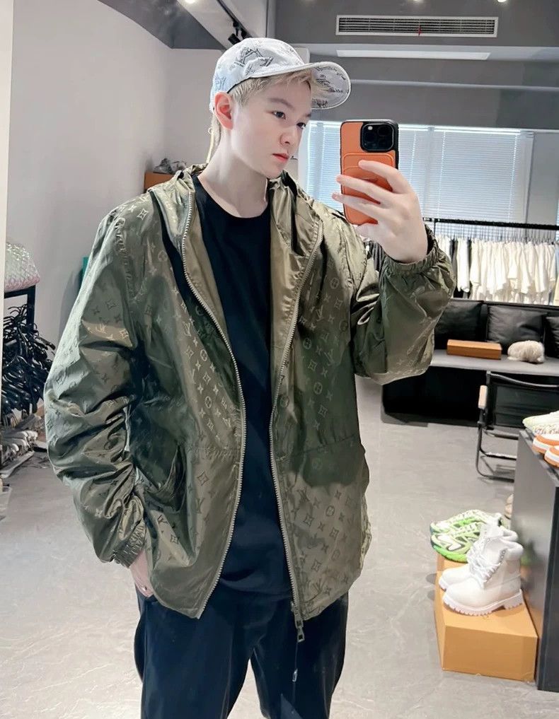 Louis Vuitton Louis Vuitton Reversible jacket with green full print and p Size US S / EU 44-46 / 1 - 7 Thumbnail