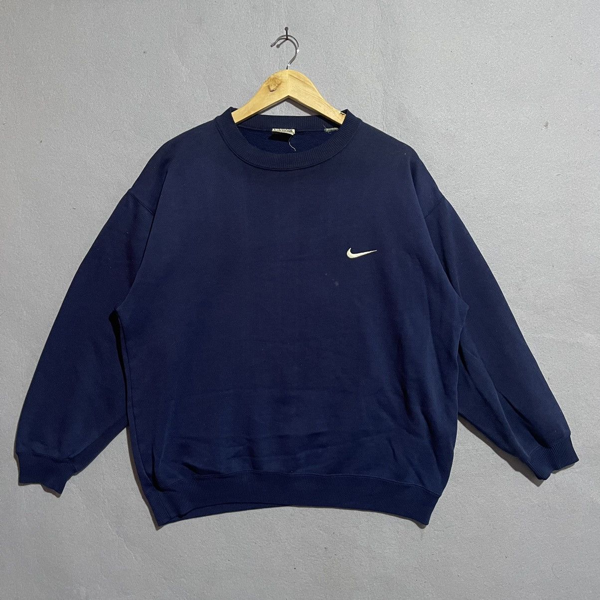 Nike Vintage 90s Nike Navy Blue Crewneck Sweatshirt Size US L / EU 52-54 / 3 - 1 Thumbnail
