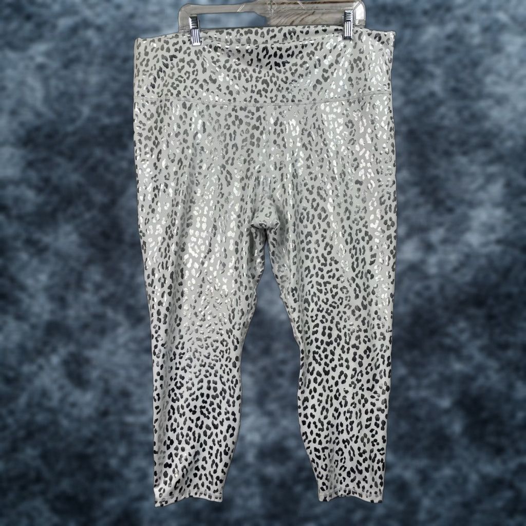 Fabletics Fabletics Leggings Cropped 3X White Silver Animal Print Metallic PowerHold Skiny Activewear Womens Shiny Size 40" / US 18 - 1 Thumbnail