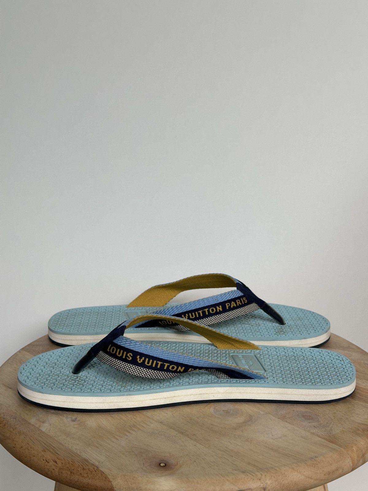 Designer × Louis Vuitton Louis Vuitton blue rubber flip flops thongs spellout Size US 7 / EU 40 - 6 Thumbnail