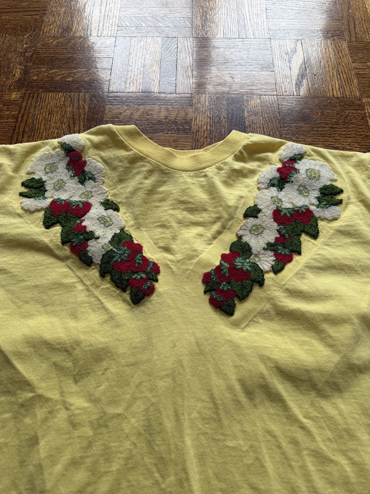 Vintage Vintage 90s Floral Embroidered Applique Graphic Tee Size US XL / EU 56 / 4 - 1 Thumbnail