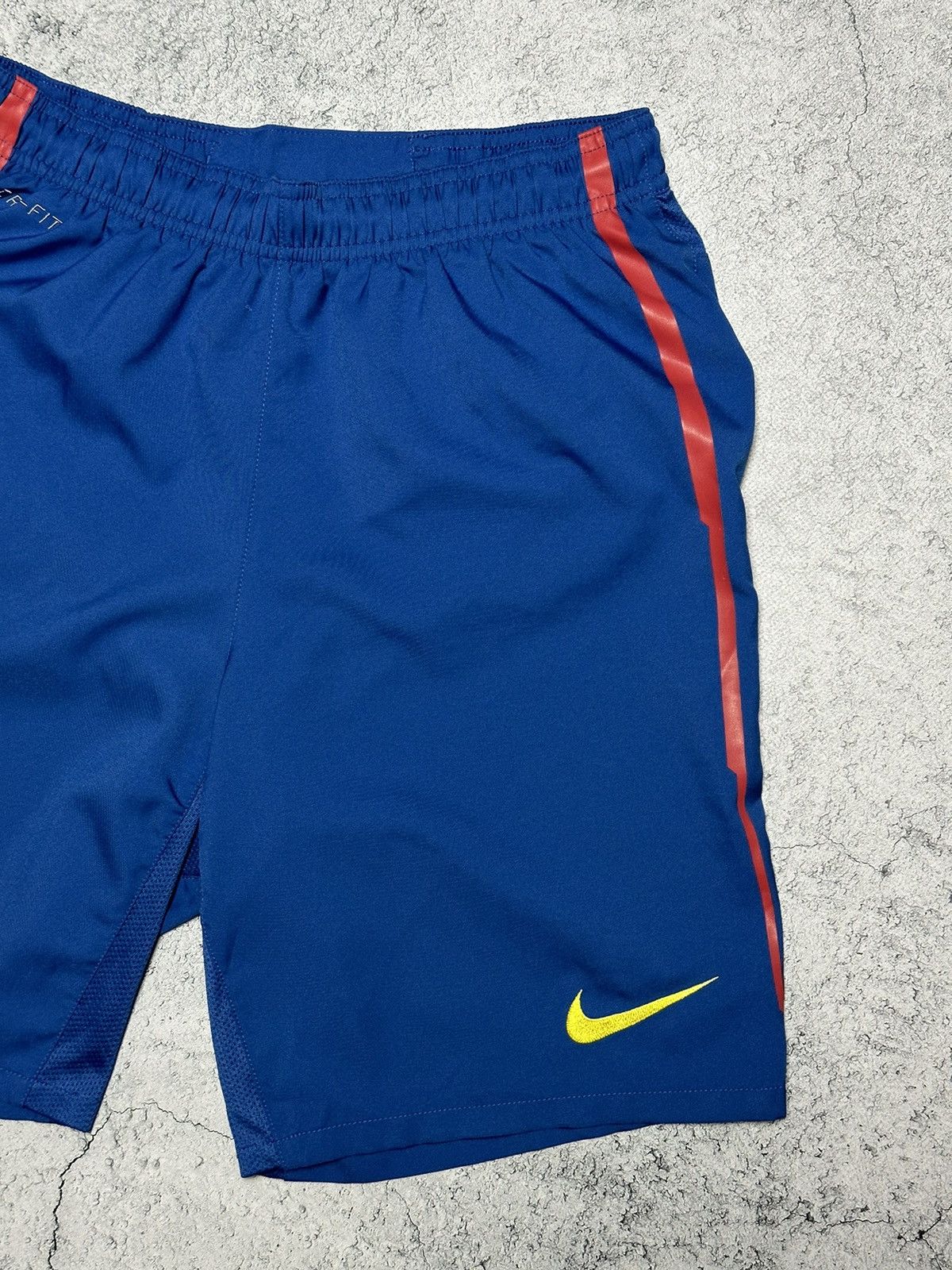 Nike Nike FC Barcelona Football Vintage Soccer Shorts Size US 30 / EU 46 - 3 Thumbnail