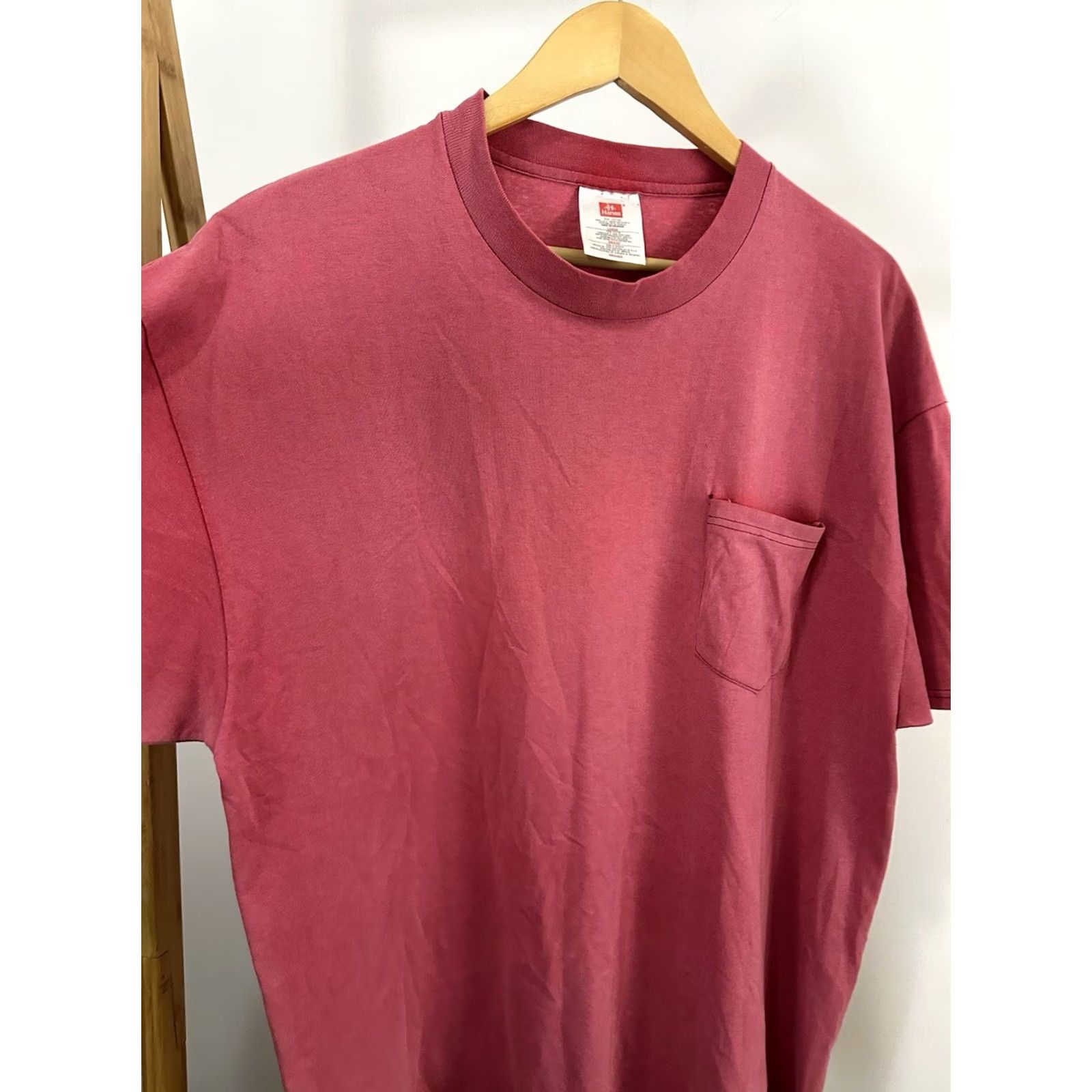 Hanes VINTAGE WIP Cotton T-Shirt Size L Red Gradient Sun Faded Worn Pocket Front Work Mens Size US L / EU 52-54 / 3 - 4 Thumbnail