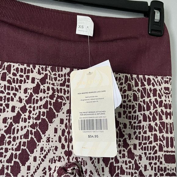 Fabletics Fabletics high waisted seamless lace Capri Size xs NWT Size 25" / US 0 / IT 36 - 2 Thumbnail