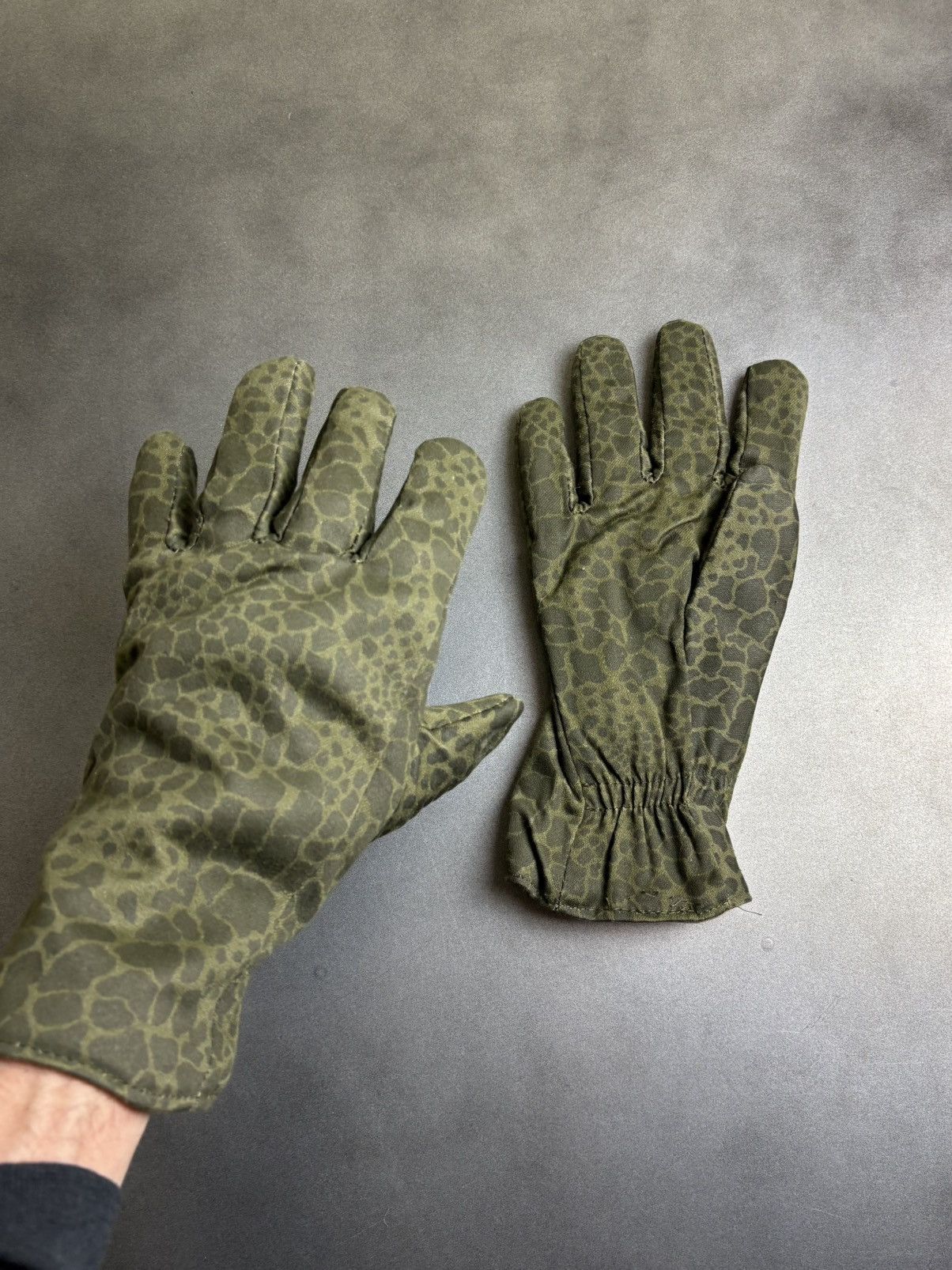 Vintage Vintage Polish Army Gloves Puma Camo Combat Reptile M93 Size ONE SIZE - 1 Thumbnail