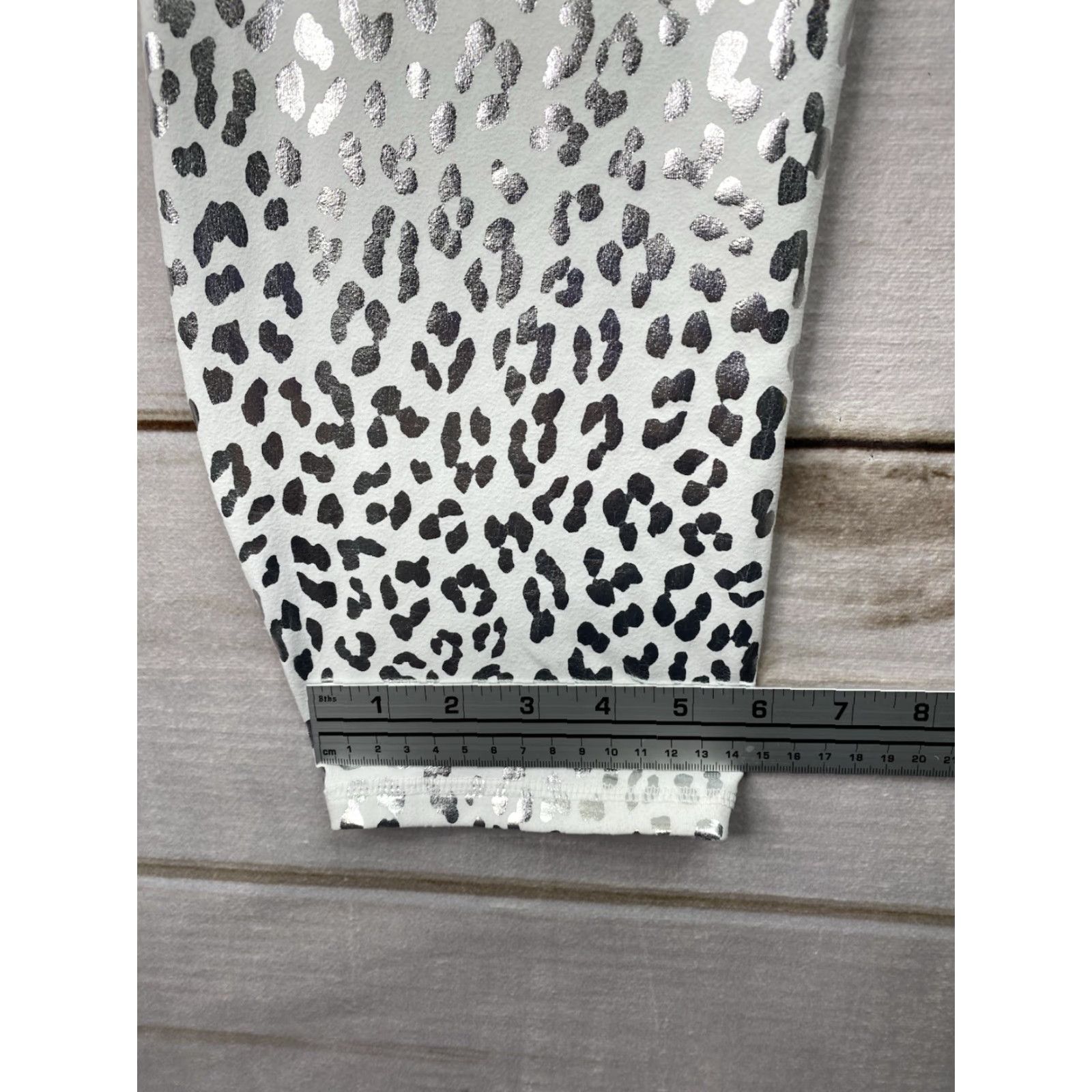 Fabletics Fabletics Leggings Cropped 3X White Silver Animal Print Metallic PowerHold Skiny Activewear Womens Shiny Size 40" / US 18 - 5 Thumbnail