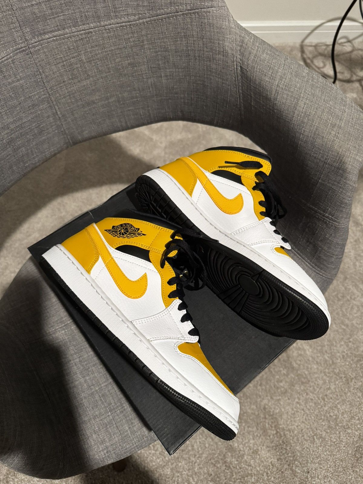 Jordan Brand Air Jordan 1 Mid Size US 9 / EU 42 - 5 Thumbnail