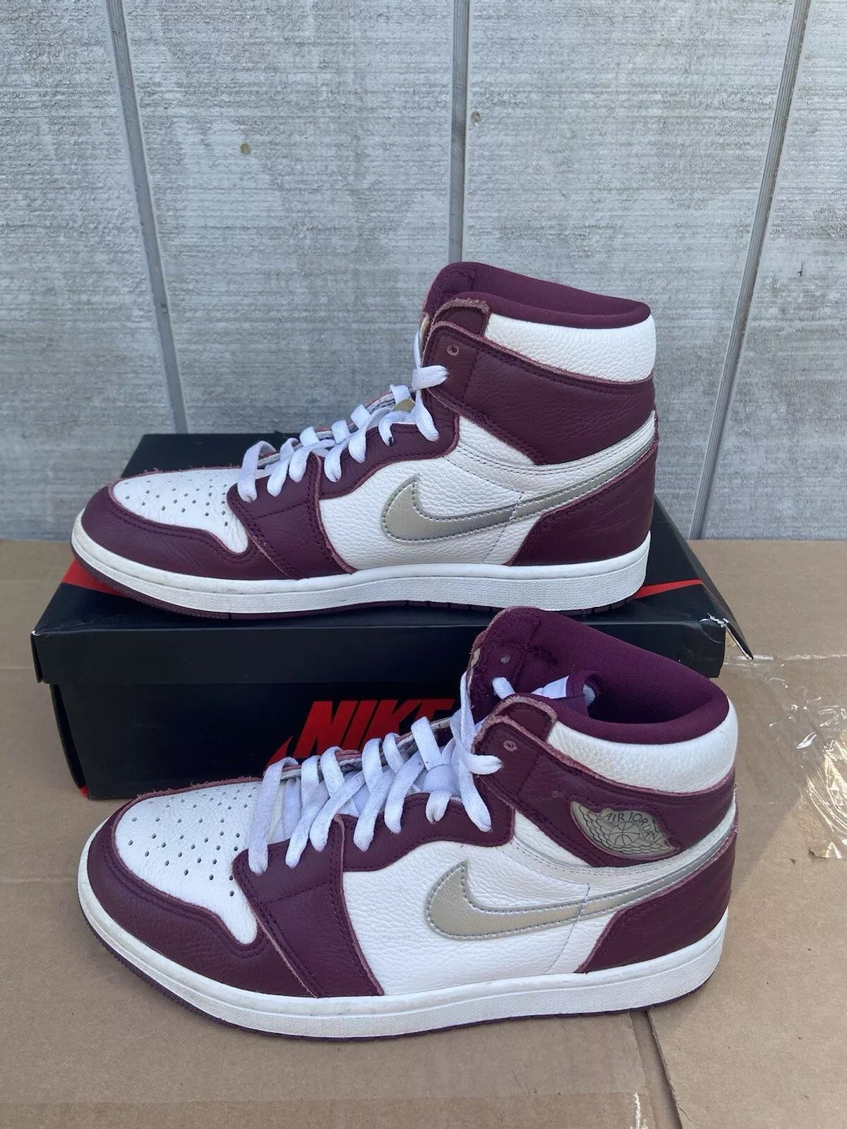 Nike Size 9 - Jordan 1 Retro High OG Bordeaux (555088-611) Size US 9 / EU 42 - 2 Thumbnail