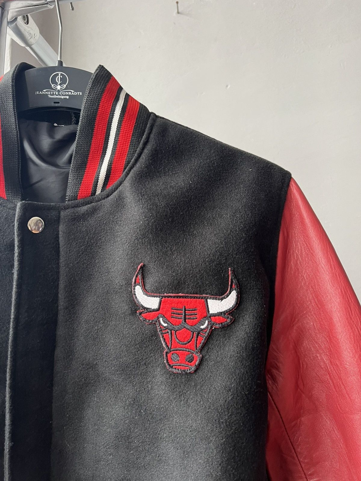 NBA 90’S CHICAGO BULLS VINTAGE MENS ZIP WOOL/LEATHER BOMBER SZ M Size US M / EU 48-50 / 2 - 6 Thumbnail