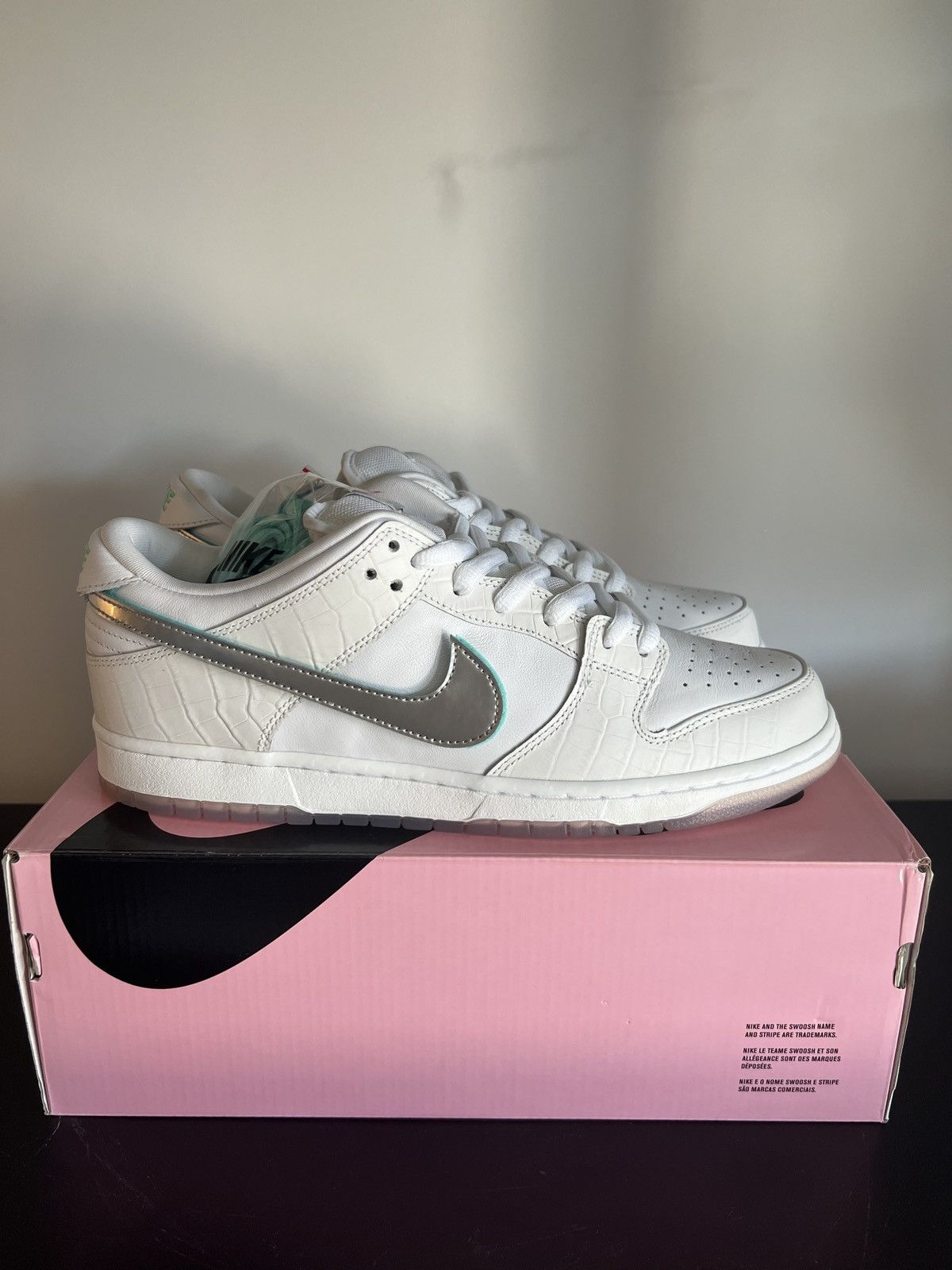 Nike NIKE X DIAMOND SB DUNK LOW PRO WHITE Size US 11.5 / EU 44-45 - 1 Thumbnail