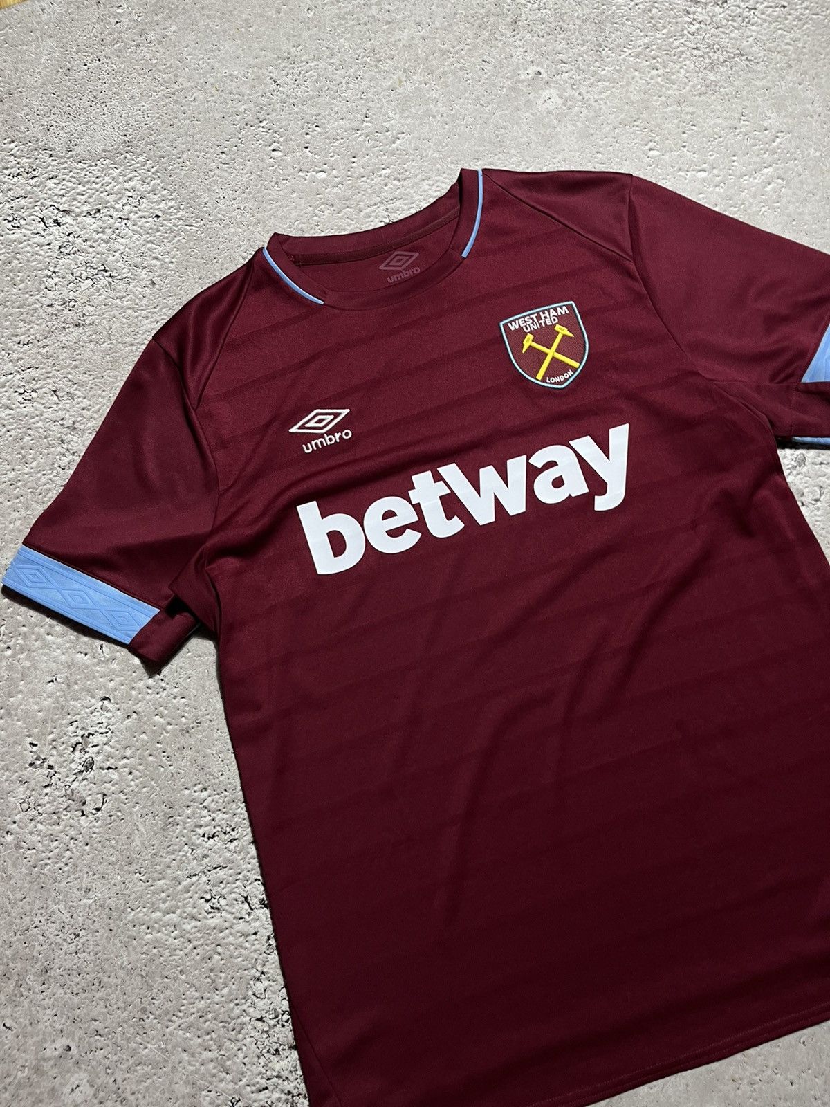 Umbro #Grandad Fan Umbro West Ham United Betway Soccer Jersey Tee Size US L / EU 52-54 / 3 - 3 Thumbnail