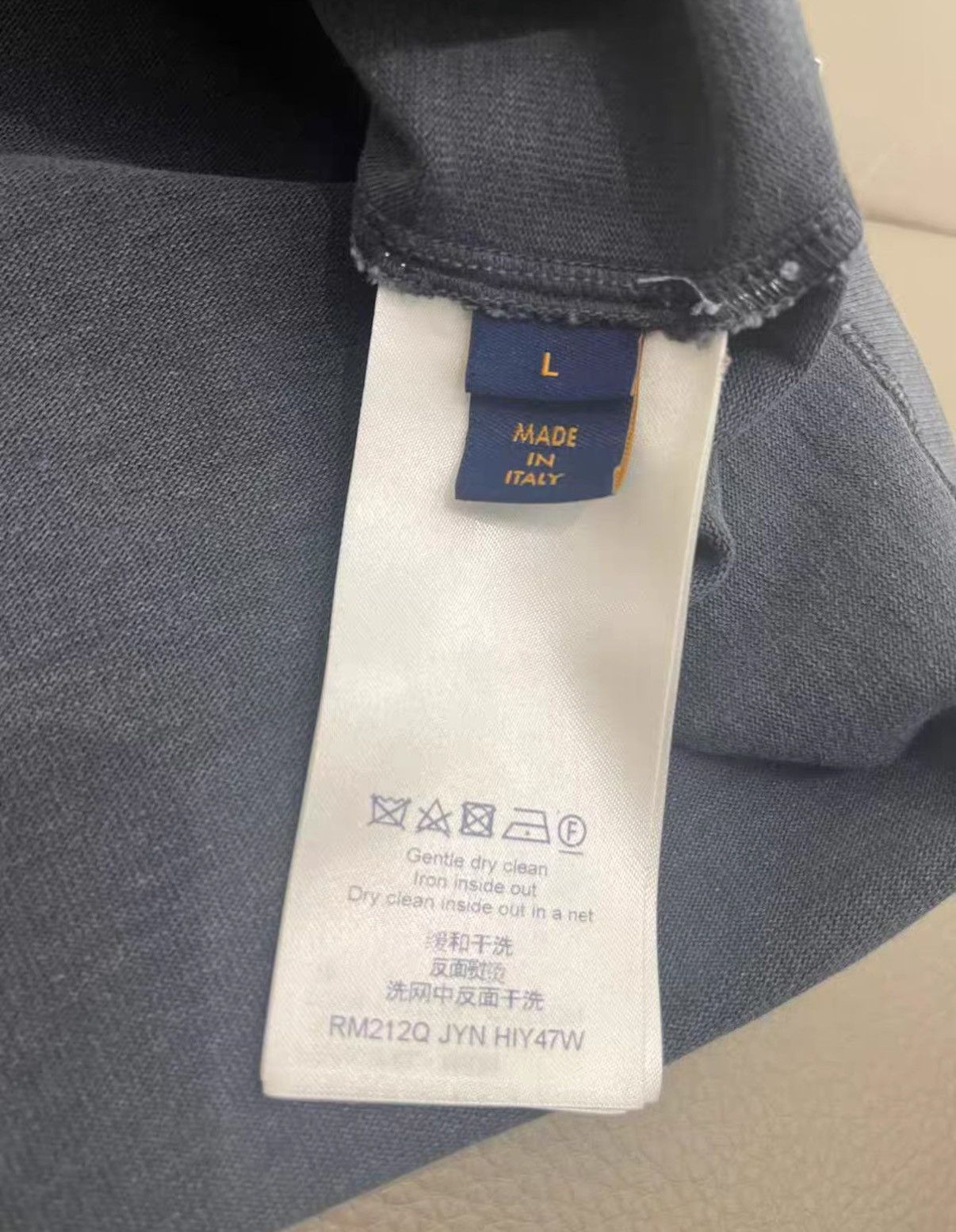 Louis Vuitton Louis Vuitton instruction logo short-sleeve T-shirt J38 Size US L / EU 52-54 / 3 - 5 Thumbnail