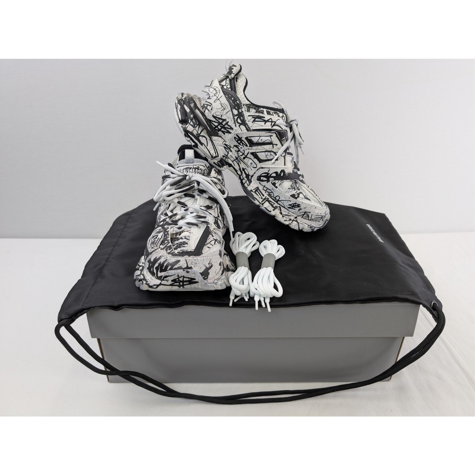 Balenciaga o1rshd1 Graffiti/Dirty/w Track Sneakers in White/Black Size US 7 / EU 40 - 13 Thumbnail