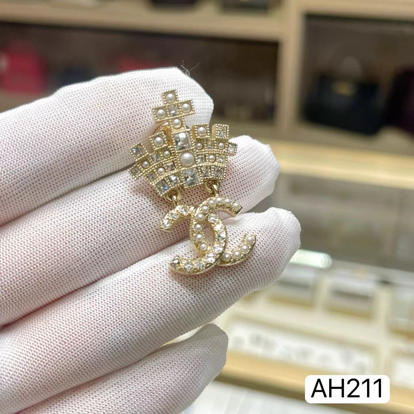 Chanel Chanel 21A Handmade Crown Pearl Crystal CC Brooch Size ONE SIZE - 5 Thumbnail