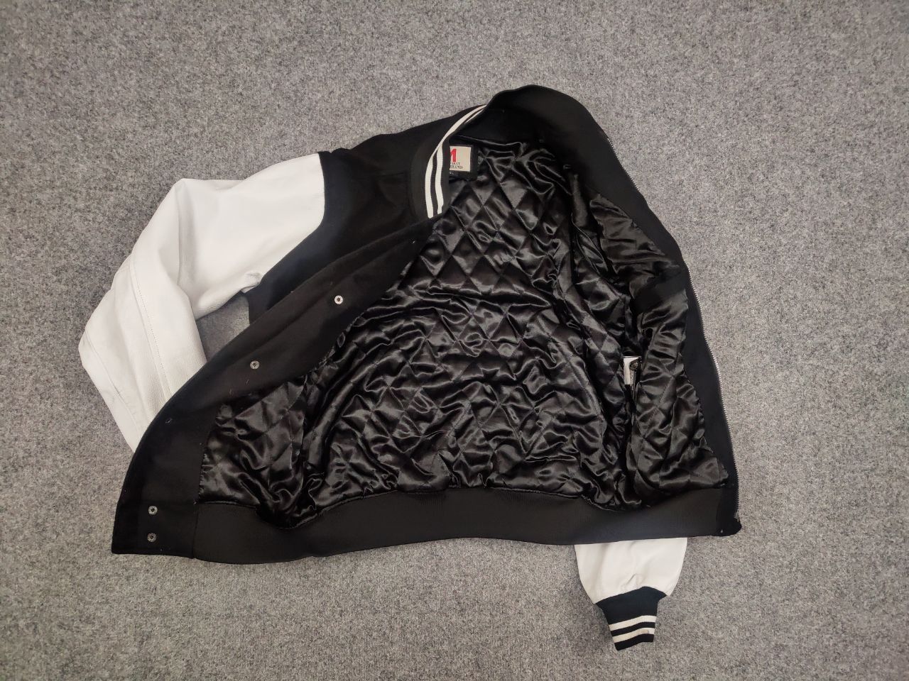 Japanese Brand Vintage 90's Japanese Black White Logo Varsity Bomber Jacket Size US L / EU 52-54 / 3 - 8 Thumbnail
