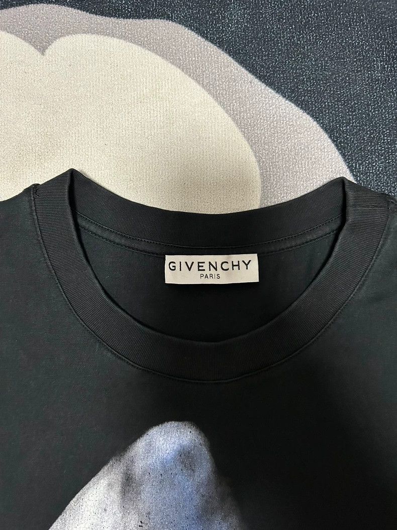 Givenchy Givenchy Short-sleeved T-shirt with a classic shark design Size US XS / EU 42 / 0 - 2 Thumbnail