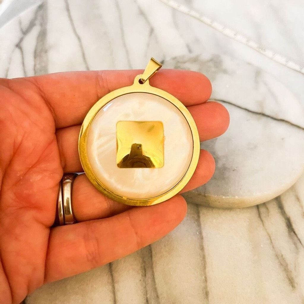 Vintage Vintage Pearlescent White Lucite Pendant Gold Toned Size ONE SIZE - 2 Thumbnail