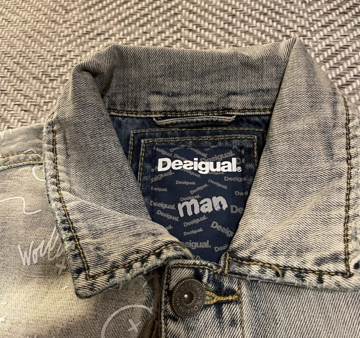 Desigual Desigual Man Graffiti Denim Jacket K24 Size US L / EU 52-54 / 3 - 3 Thumbnail