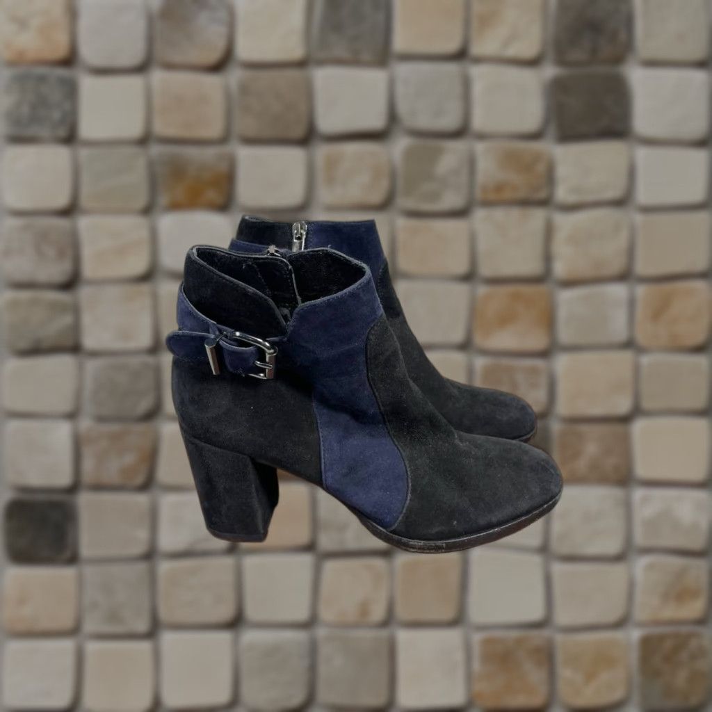 Aquatalia Aquatalia Boots Womens 7 US Eliana Black Suede Ankle Side Zip Heeled Bootie Women's Boots Suede Black Eliana Aquatalia Bootie Size US 7 / IT 37 - 1 Thumbnail