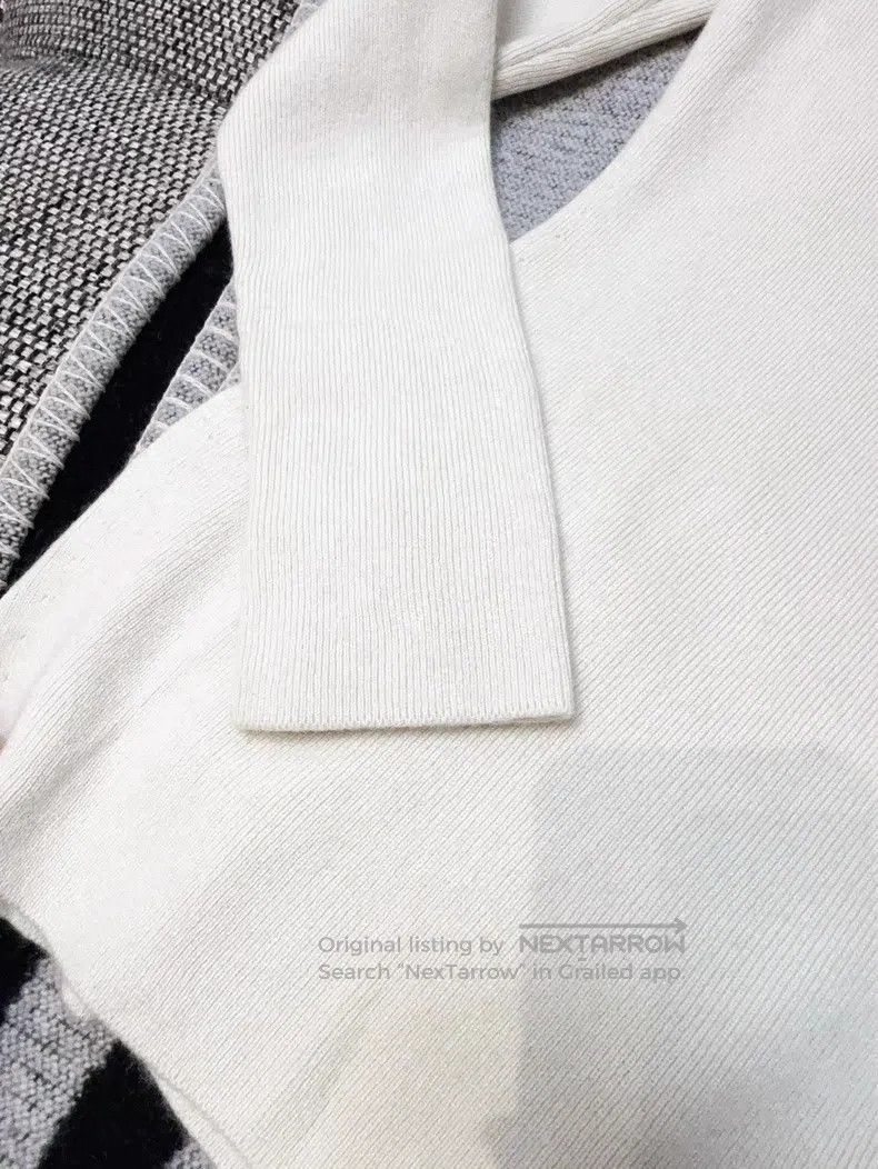 Loro Piana Loro Piana Beige V-neck Knit Sweater Size XS / US 0-2 / IT 36-38 - 6 Thumbnail