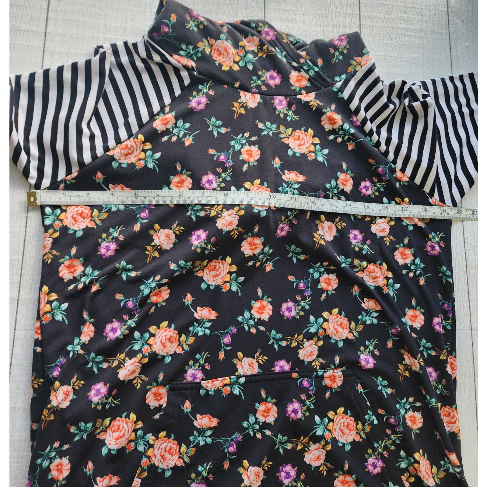 Other LuLaRoe Amber Floral Hoodie Black White Striped Sleeves Med Size M / US 6-8 / IT 42-44 - 8 Thumbnail