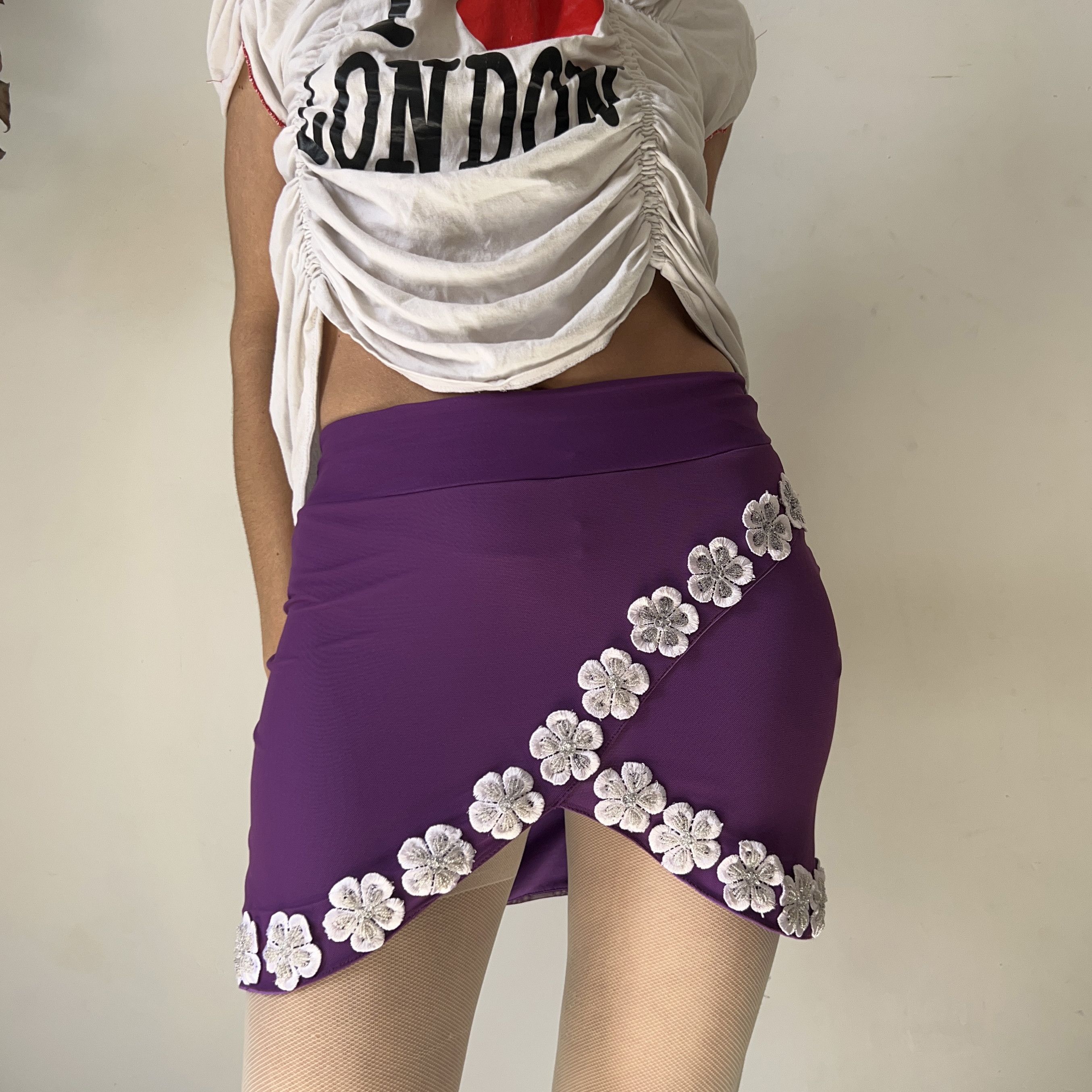 Vintage Vintage Y2K Purple Wrap Mini Skirt with Floral Appliqué Size 27" / US 4 / IT 40 - 1 Thumbnail