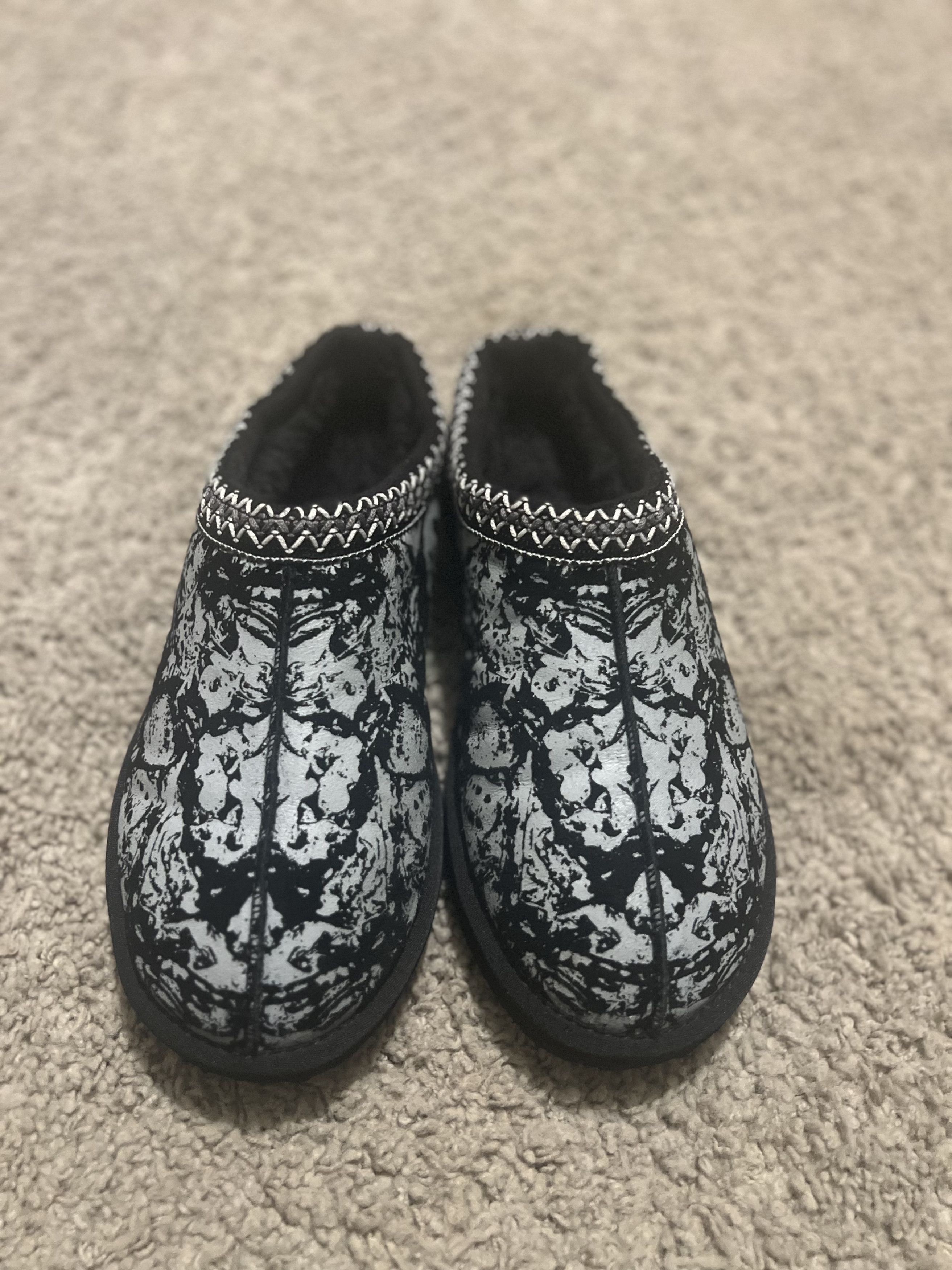 Kito Wares Sherpa Slipper (Catacombs Print)
