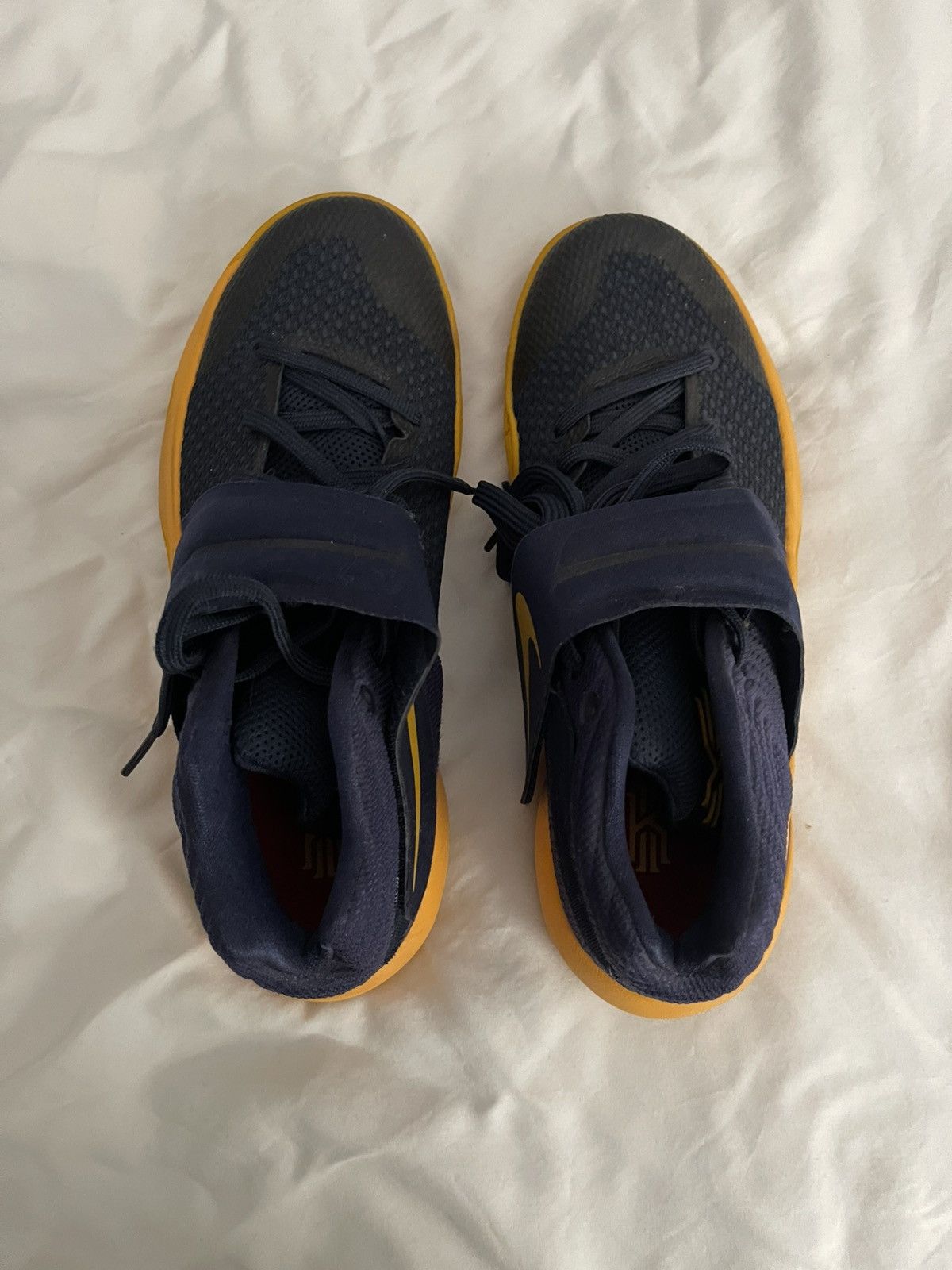 Nike Nike Kyrie 2 Cavs Size US 8.5 / EU 41-42 - 3 Thumbnail