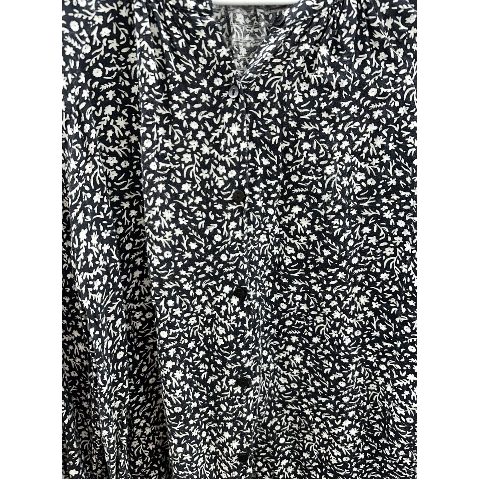 Vintage VINTAGE? No — Universal Thread Black Floral Button-Up Long Sleeve Blouse XS Women’s Shirt Size XS / US 0-2 / IT 36-38 - 3 Thumbnail
